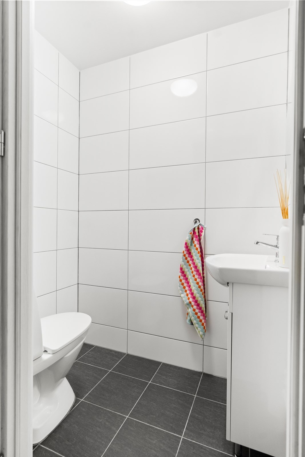 Vegg i vegg med baderommet er det tilgang til et separat toalettrom. Rommet er utstyrt med mekanisk avtrekk, servantskap og wc. Galleribilde
