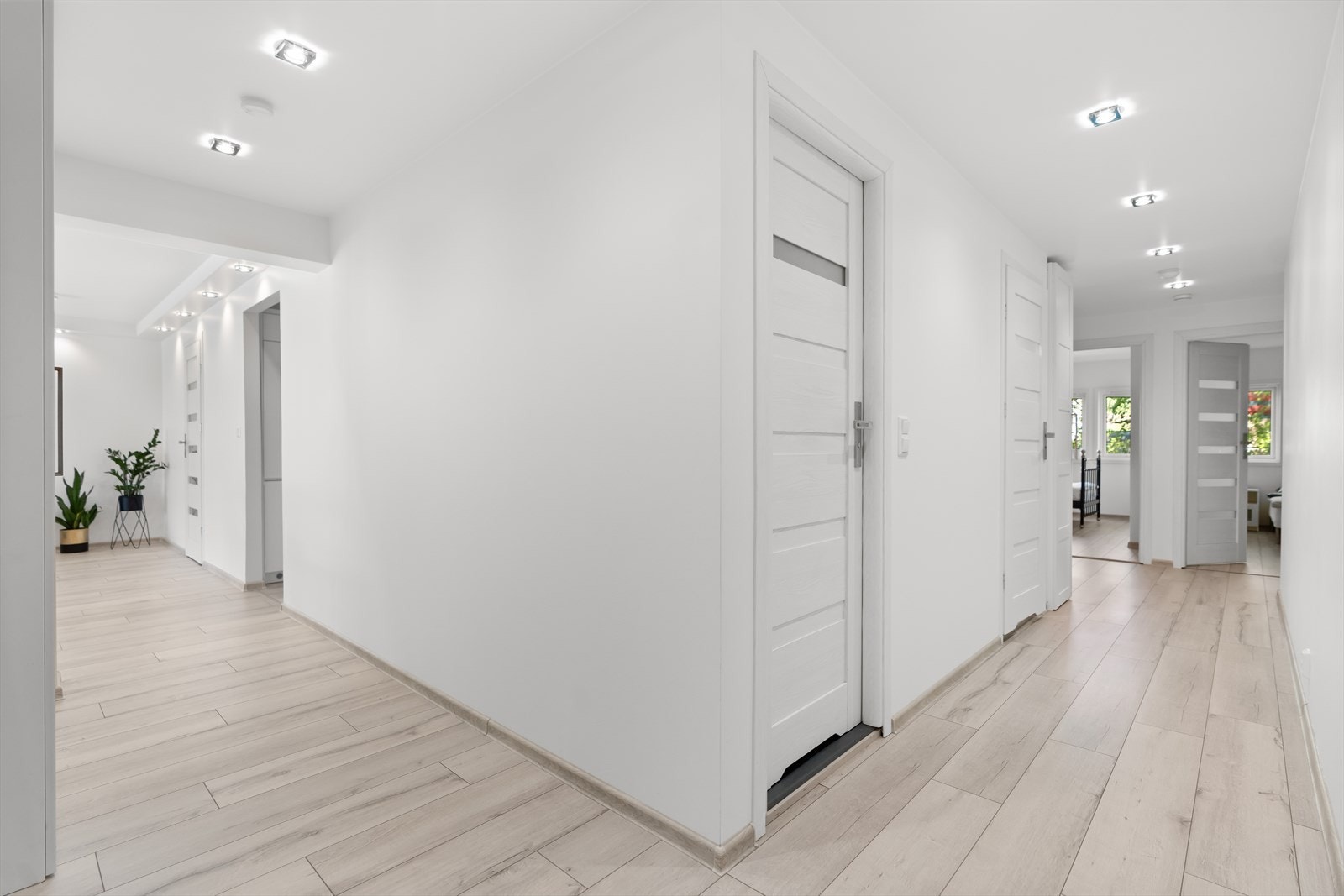 Leiligheten har en innbydende entré med plass til å henge fra seg yttertøy og sko. Galleribilde