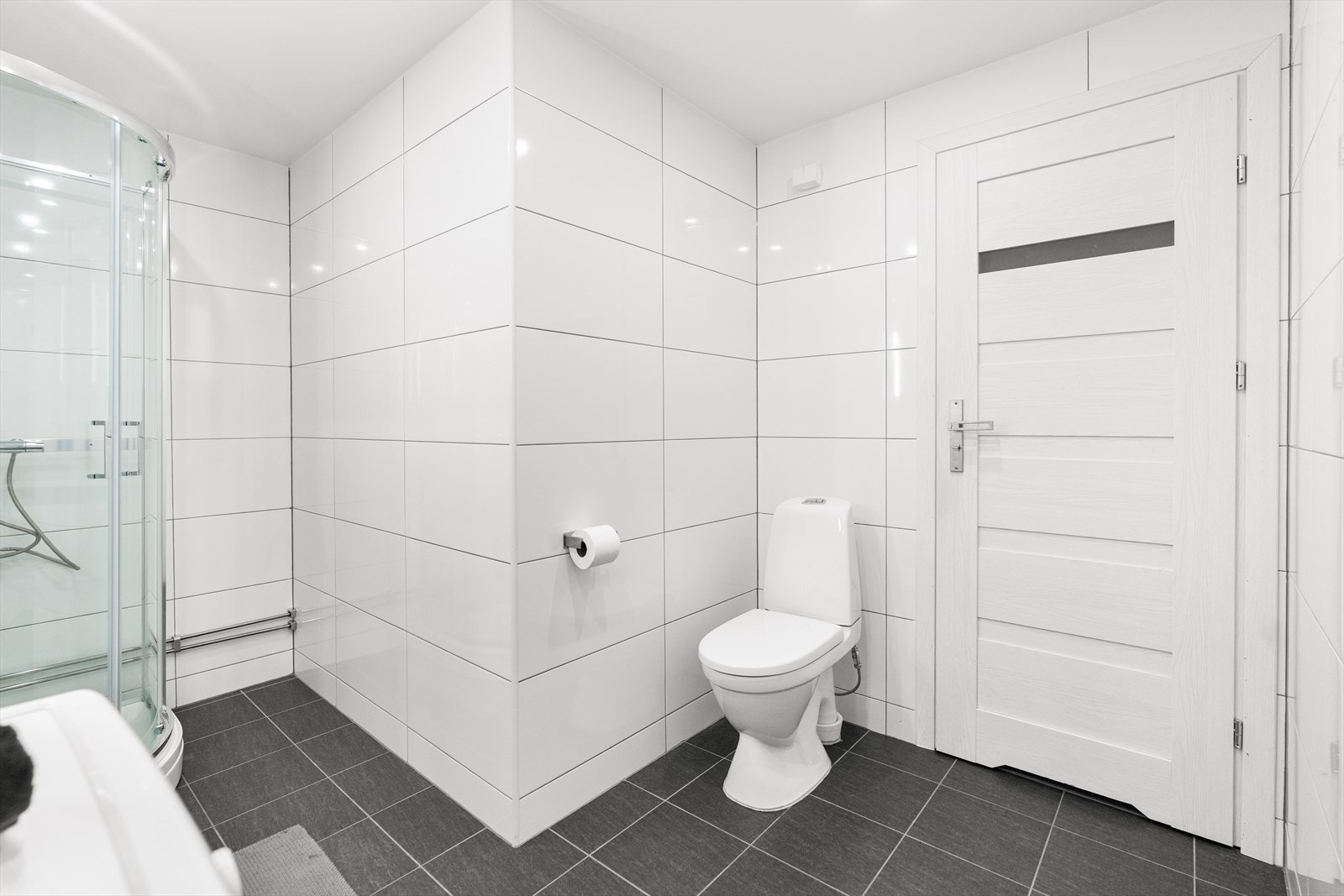 Baderommet er utstyrt med dusjkabinett, mekanisk avtrekk, opplegg for vaskemaskin, servantskap og wc. Galleribilde