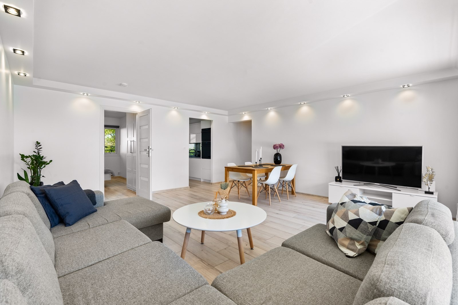 I stuen er det plass til å sette sofaseksjon, tv-møbel og spisegruppe. Galleribilde