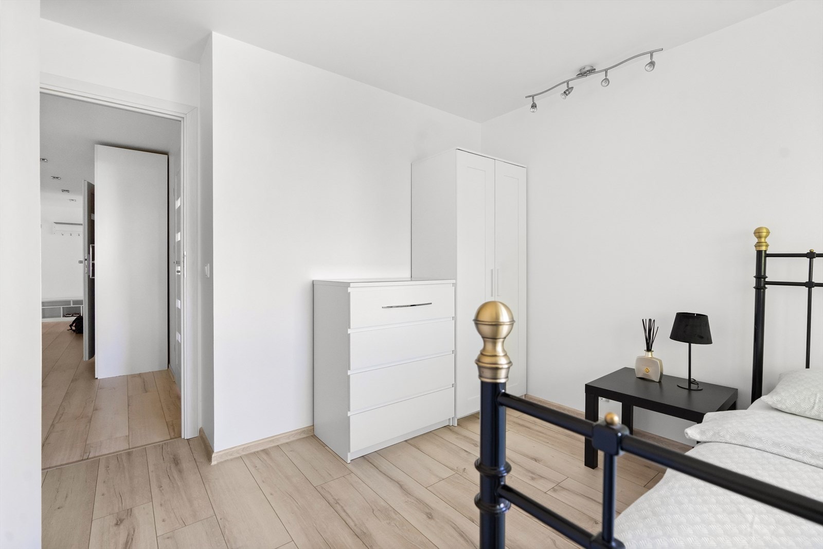 Rommene har plass til seng, nattbord, garderobeløsning og evt. skrivebord. Galleribilde