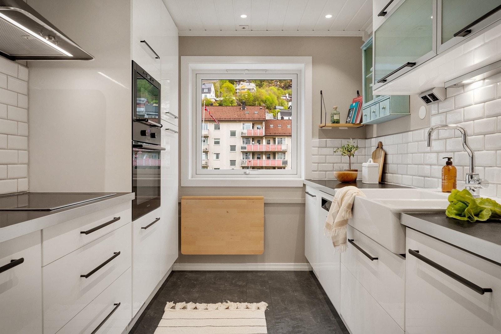 Kjøkkenet har en praktisk utforming med god skap- og benkeplass. Galleribilde