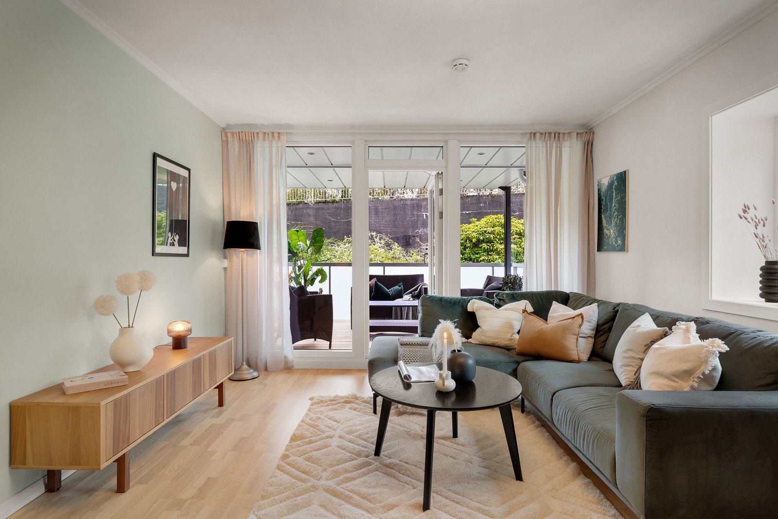 Fra stuen er det utgang til en herlig overbygget altan. Galleribilde