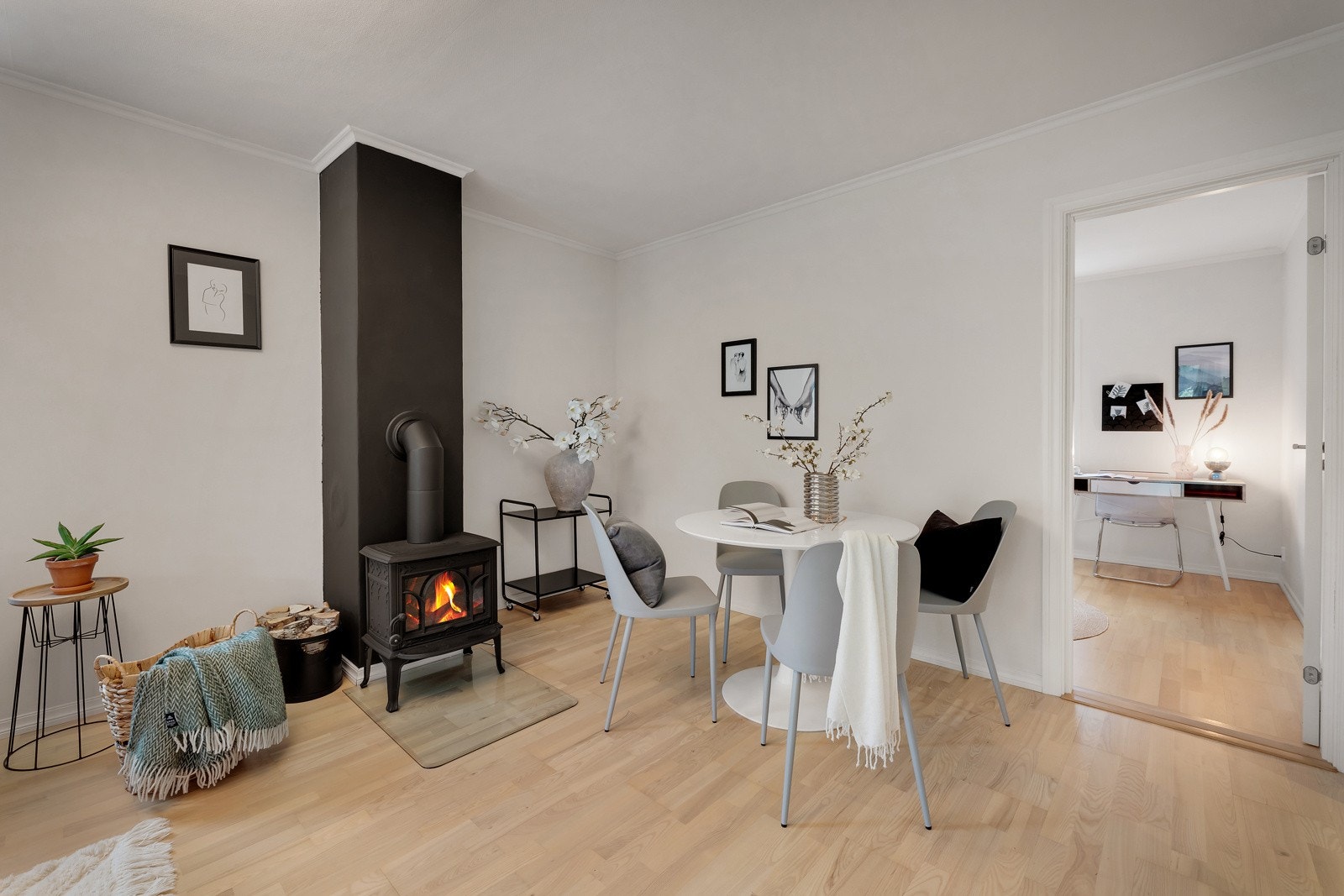 Naturlig plass til et hyggelig spisebord. Galleribilde