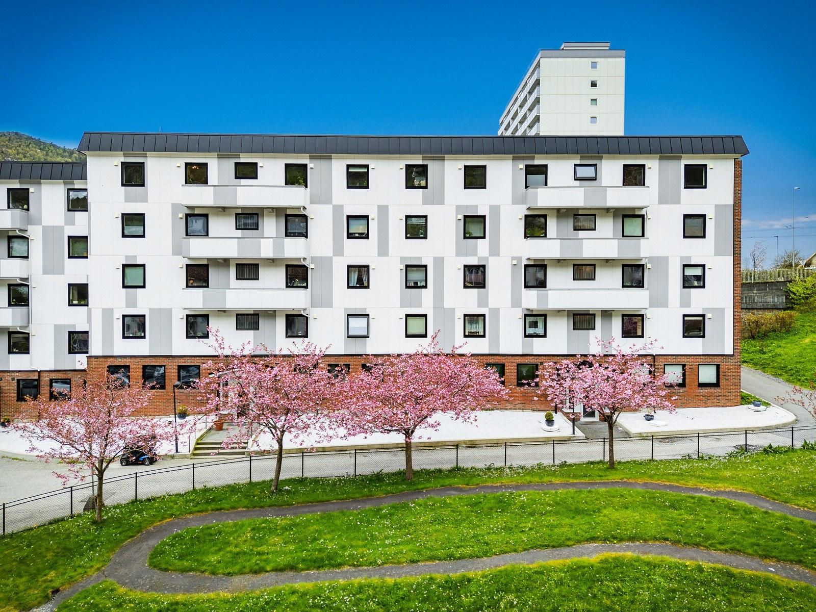 Leiligheten har en attraktiv beliggenhet i et veletablert boligområde på Laksevåg med kort vei til kollektivt og byens mange servicetilbud. Galleribilde