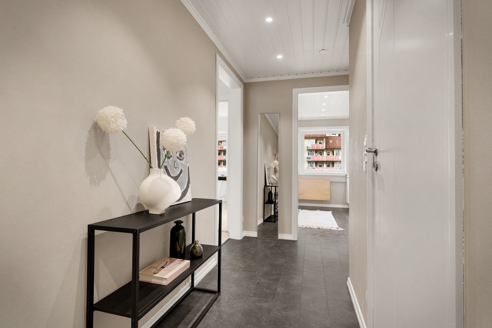 Gangen forgrener seg til leilighetens øvrige rom. Galleribilde