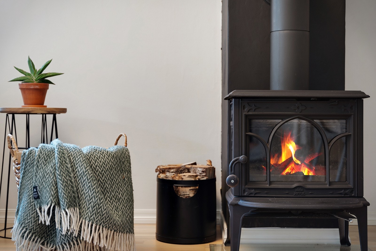 I stuen er det også en flott vedovn som varmer godt på kalde dager. Galleribilde