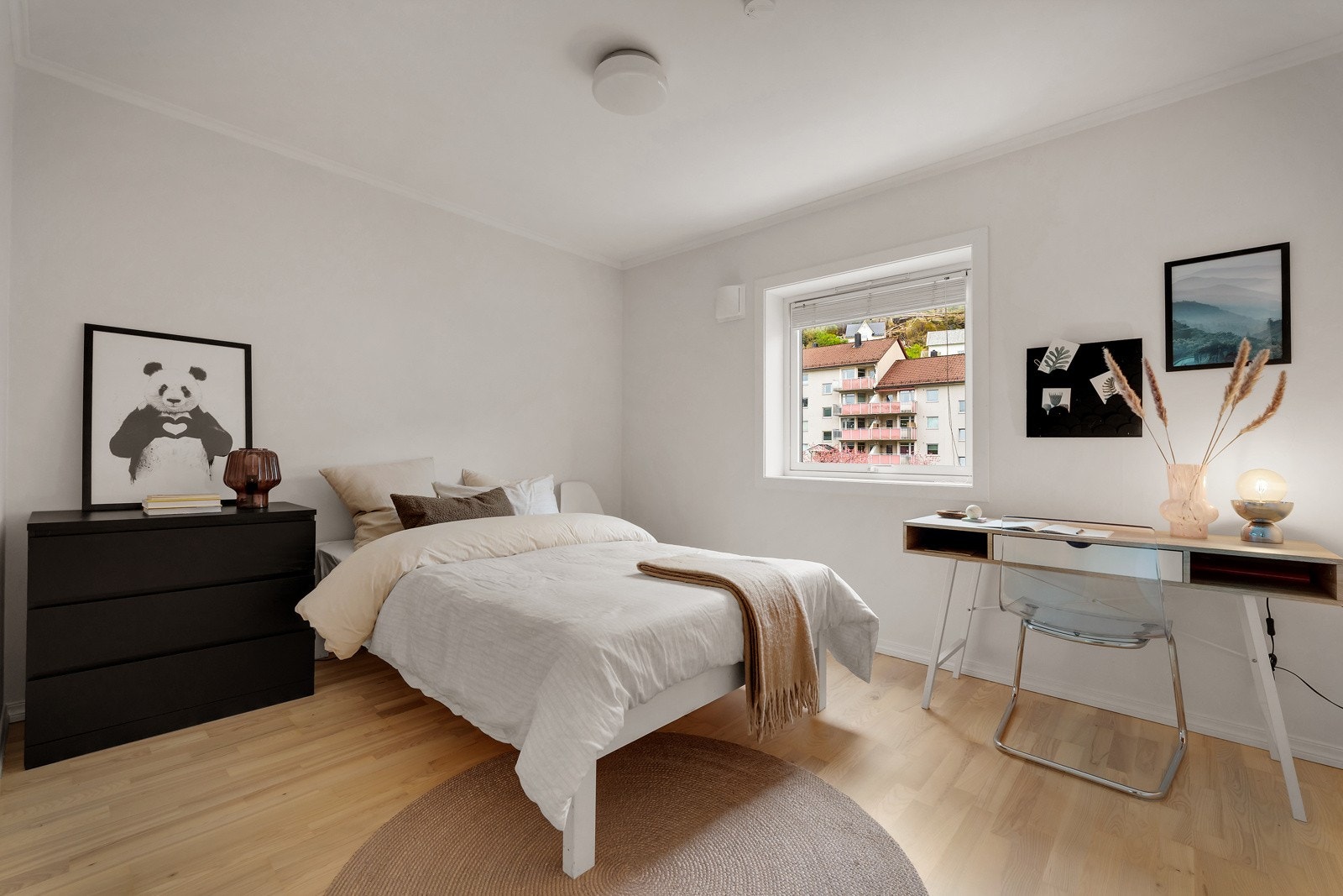 Begge soverommene har god plass til dobbeltseng og tilhørende møblement, samt garderobeløsning. Galleribilde