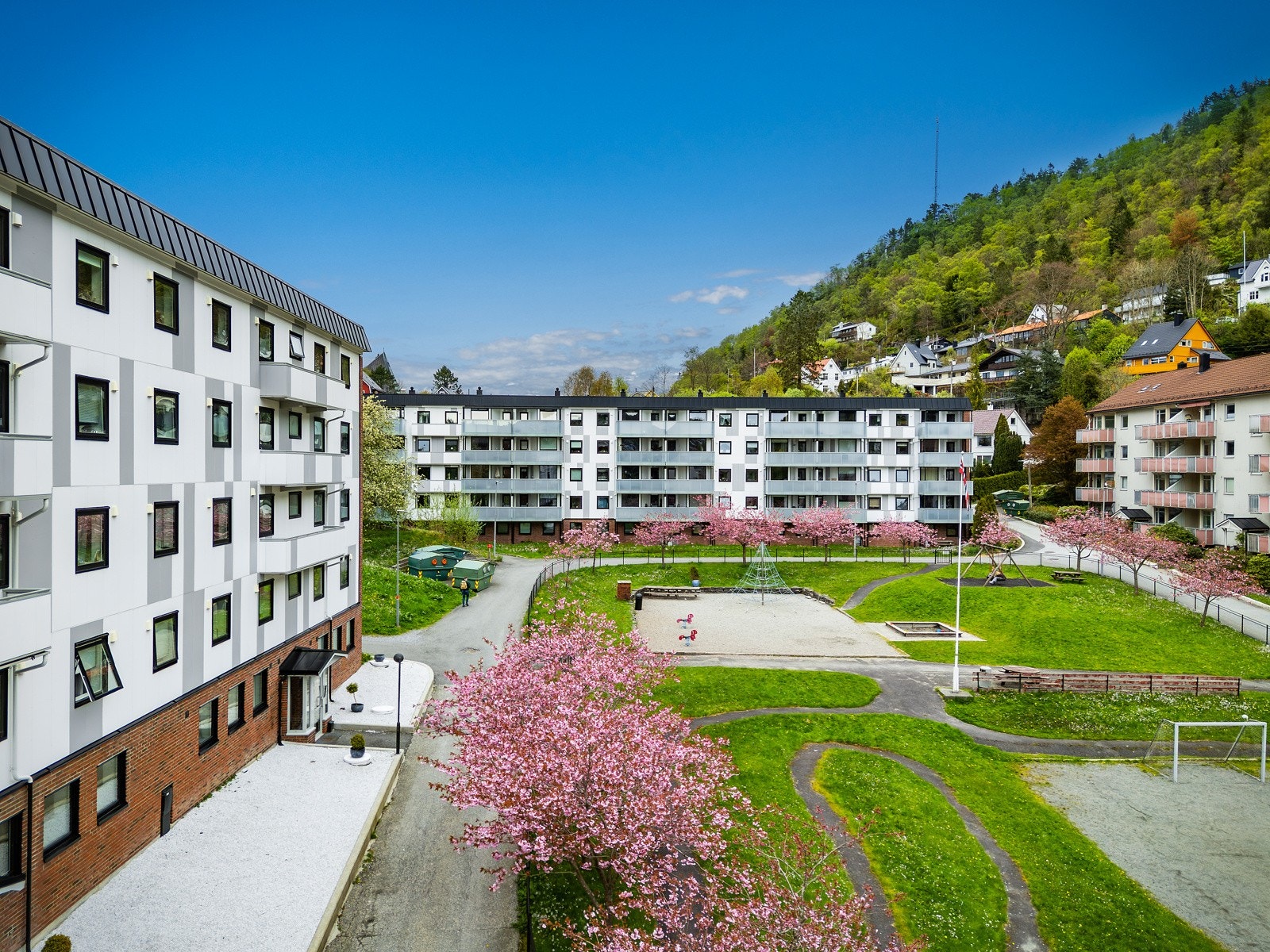 Parkering på felles biloppstillingsplass. Ingen fast plass. Galleribilde