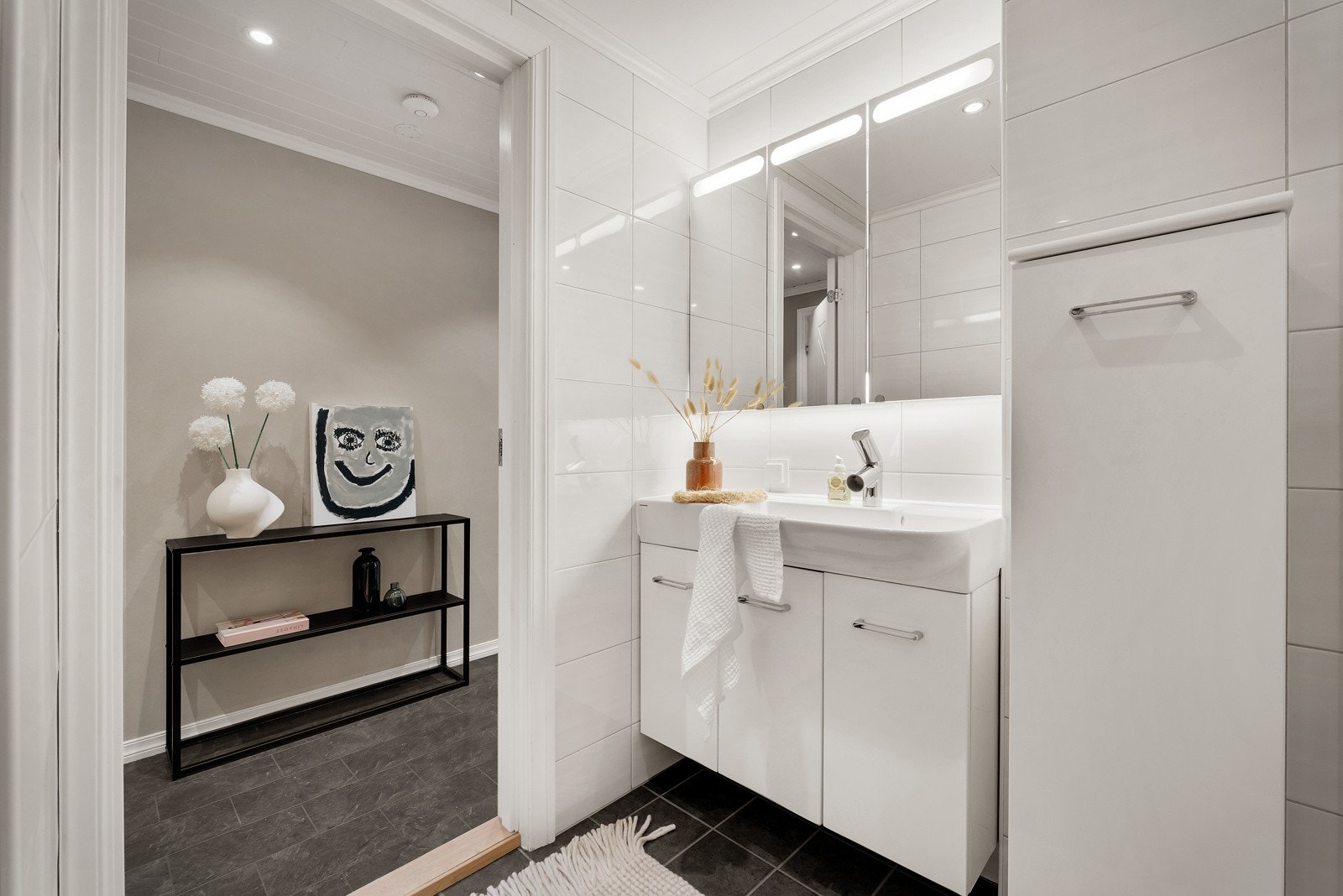 Det er plass og opplegg for vaskemaskin på baderommet. Galleribilde