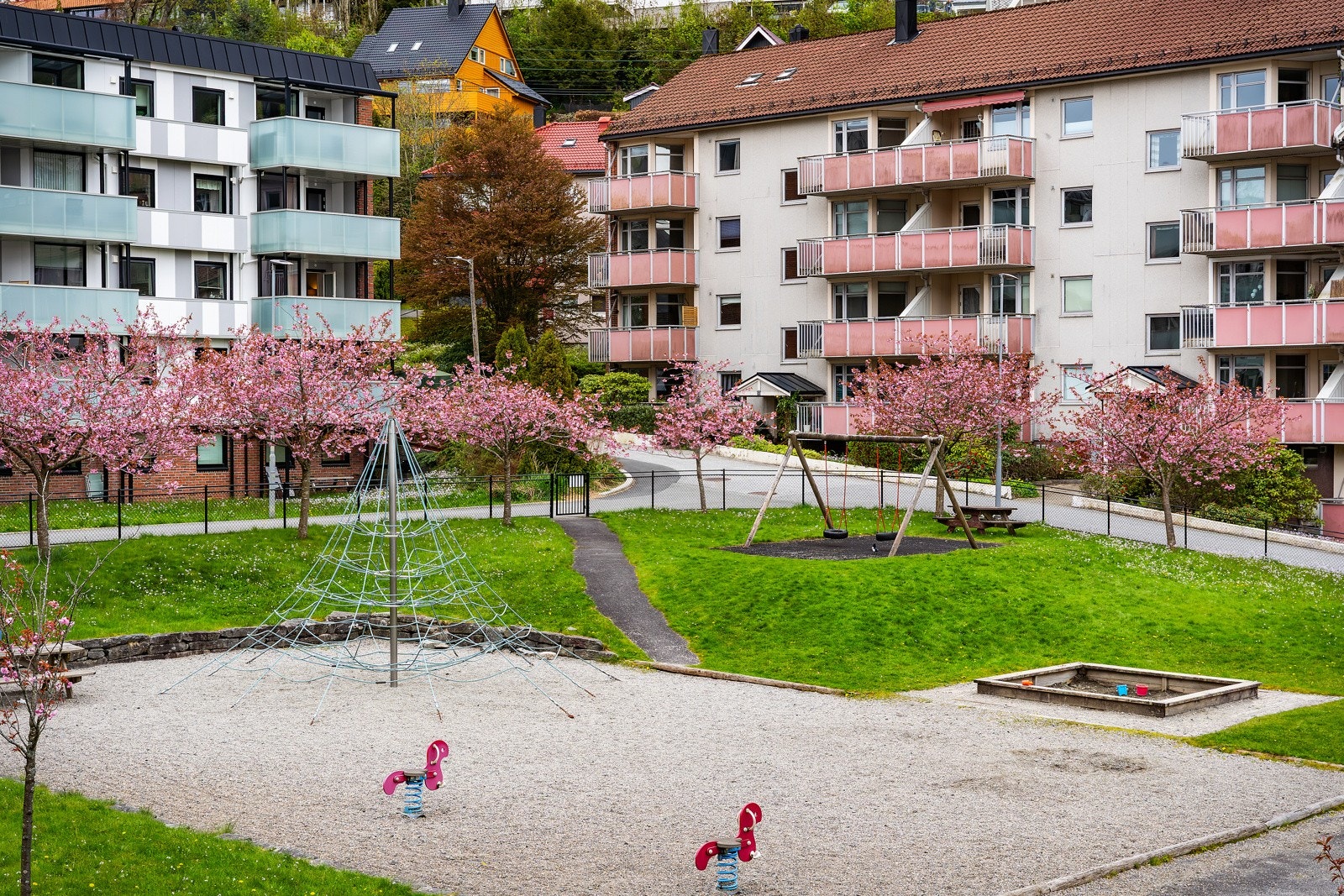 Borettslaget er pent opparbeidet med interne gangveier, belegningsstein, murer, plener, fotballbane, lekeplass, sittegrupper og grøntarealer. Galleribilde