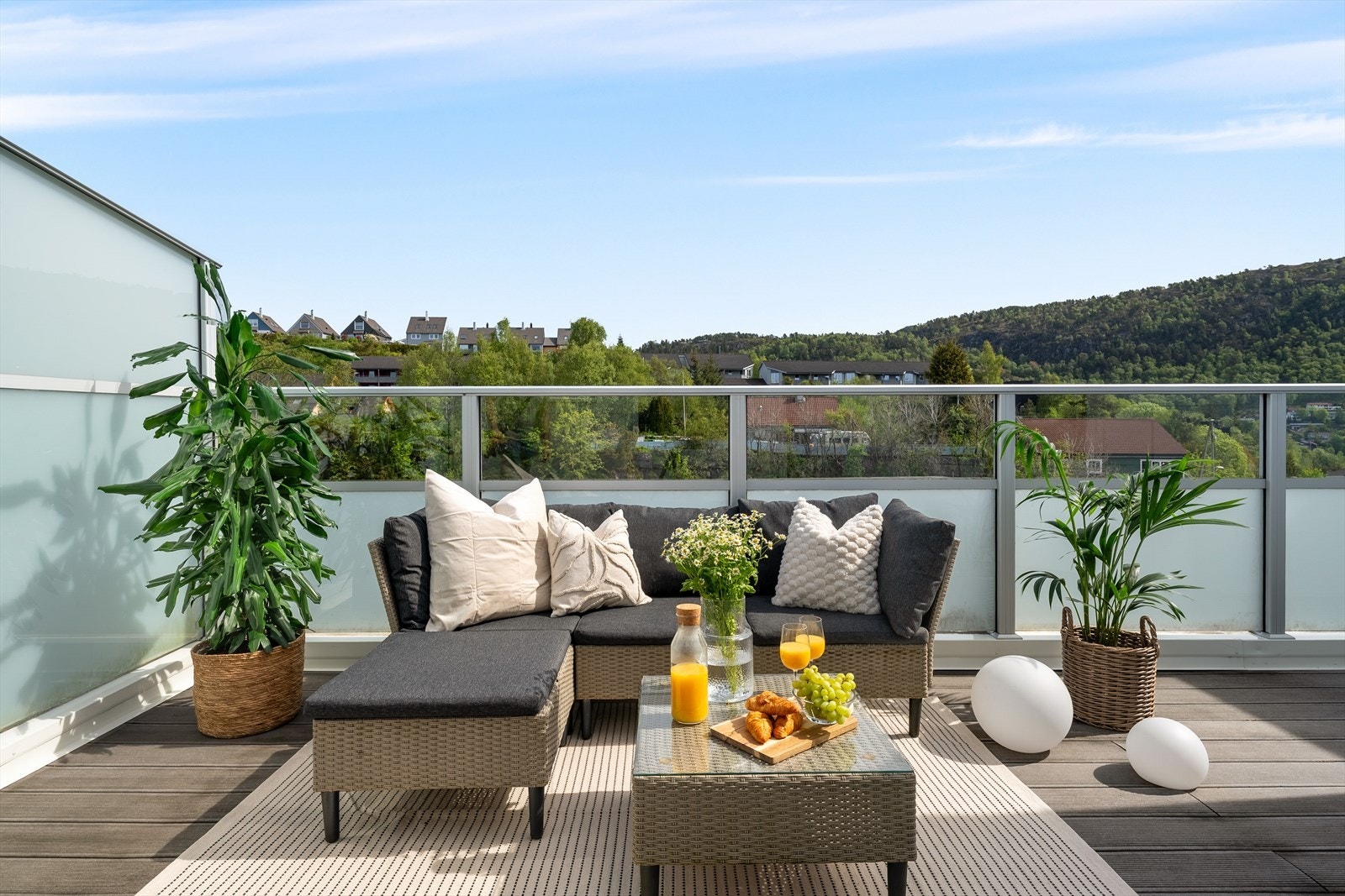 - Balkongen måler ca. hele 16m² og har utsikt over nærområdet - Galleribilde