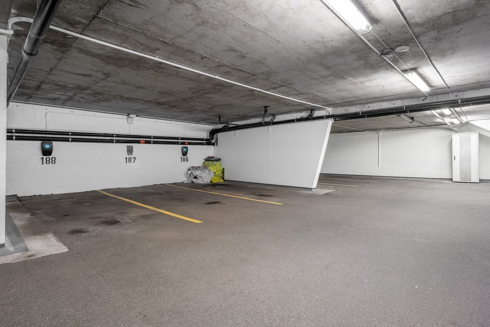 - Leiligheten disponerer også en garasjeplass med elbil-lader - Galleribilde