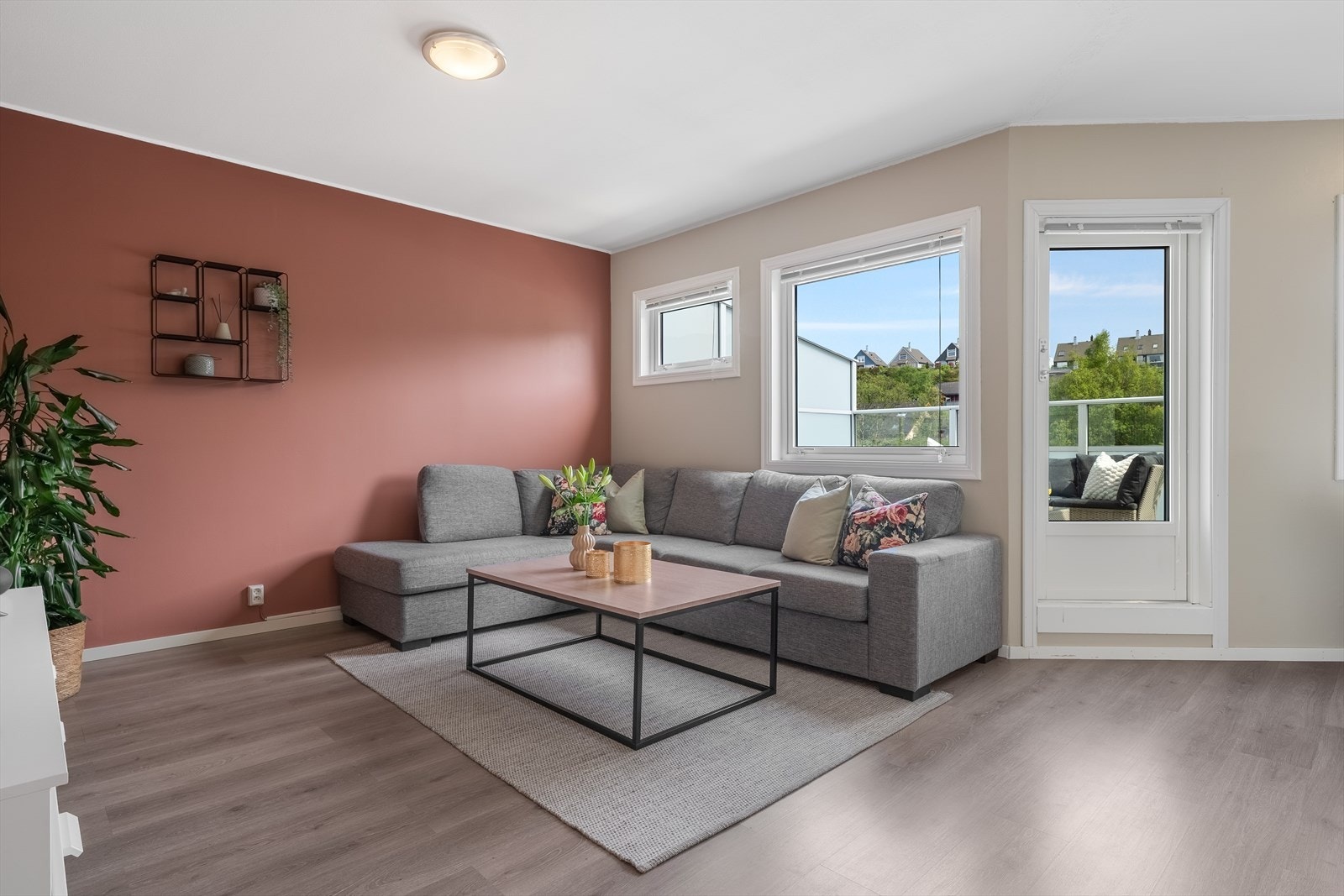 - De generøse vindusflatene sørger for rikelig med verdifullt lysinnslipp - Galleribilde