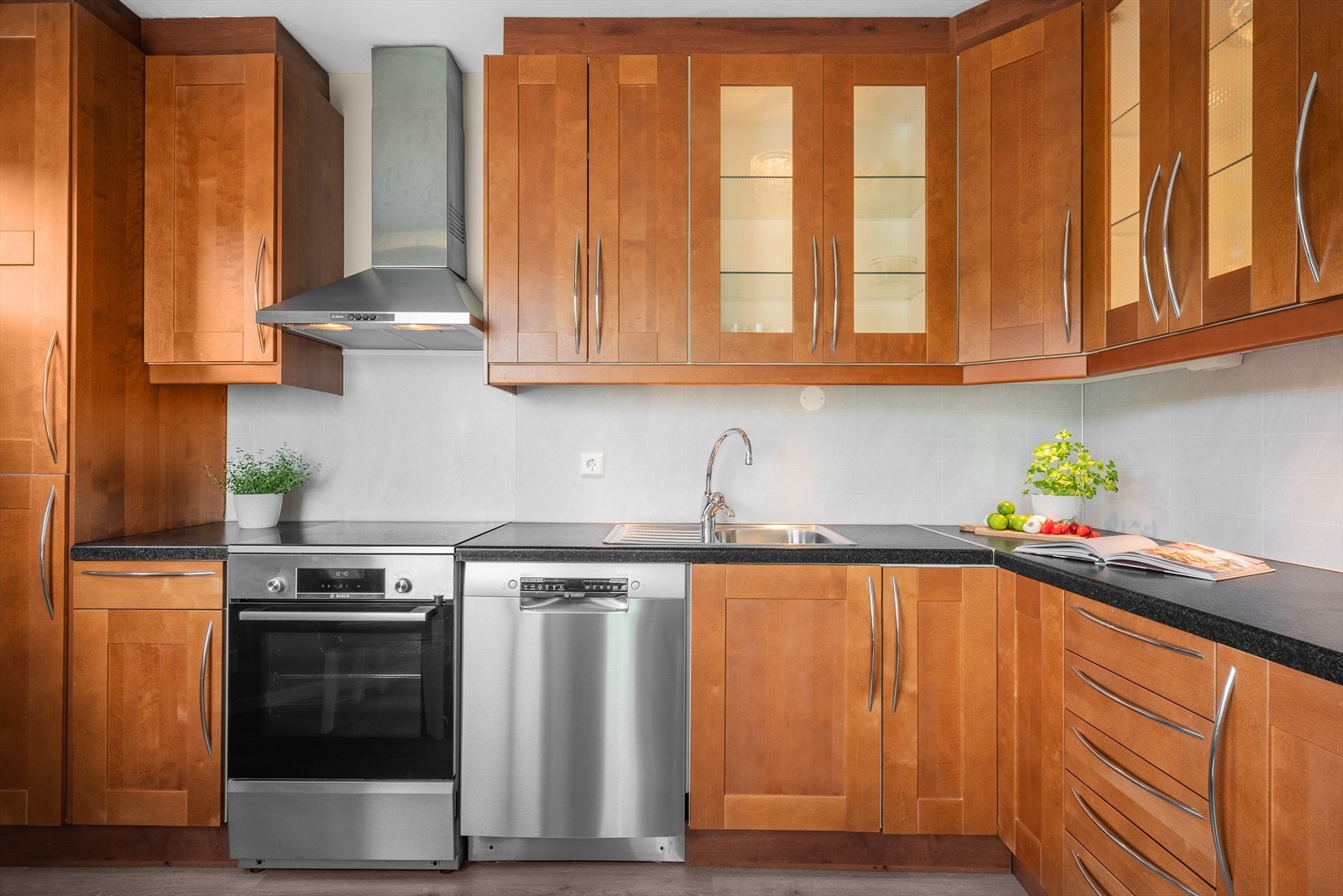 - Kjøkkeninnredning med profilerte fronter og benkeplate i laminat - Galleribilde