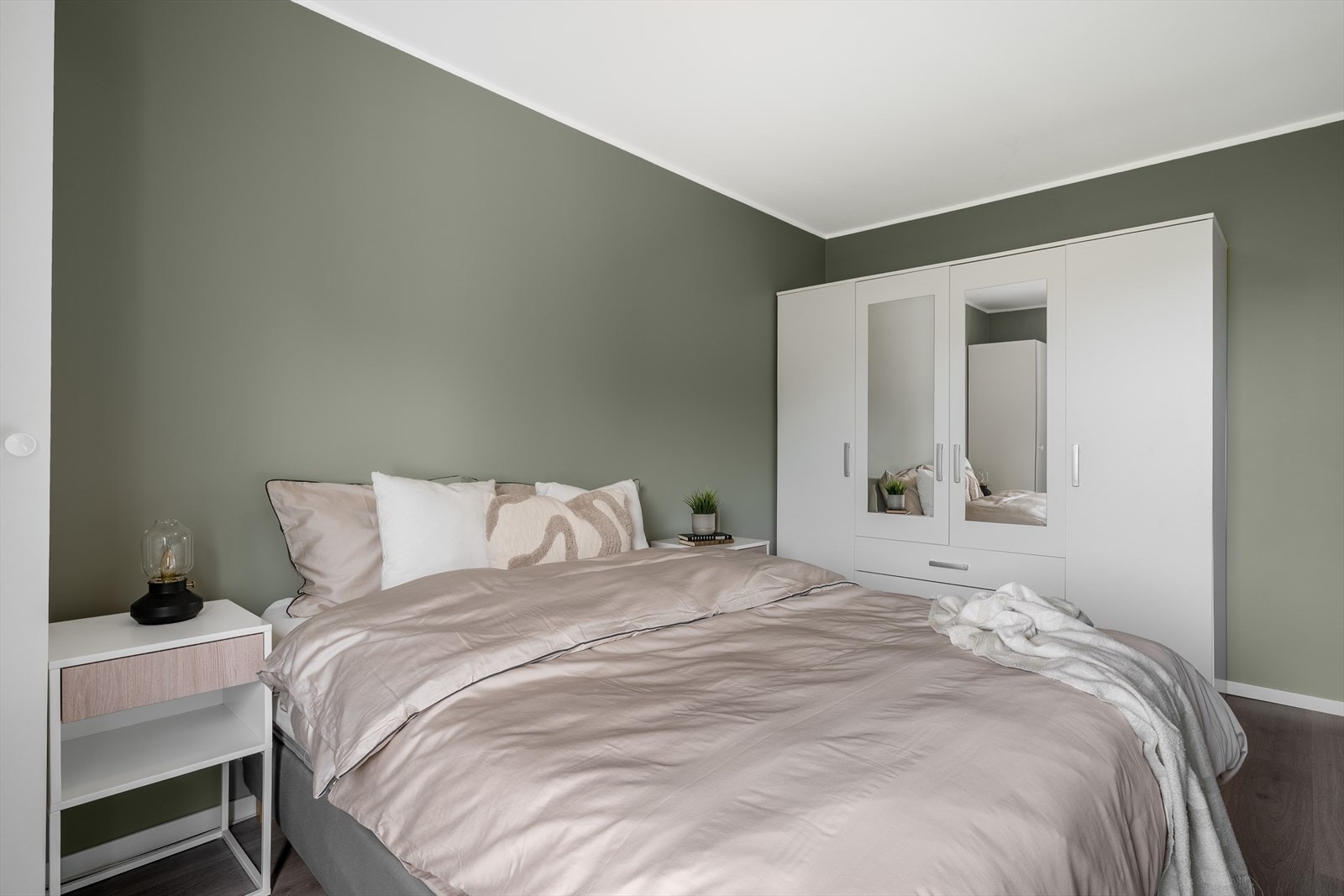 - Soverommet er malt i en delikat fargetone som byr inn til en god natts søvn - Galleribilde