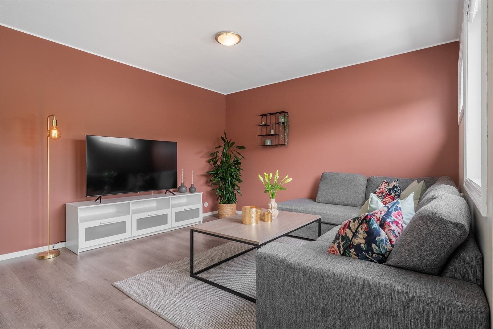 - Merk listefritt fra vegg til tak som sørger for et sømløst uttrykk - Galleribilde