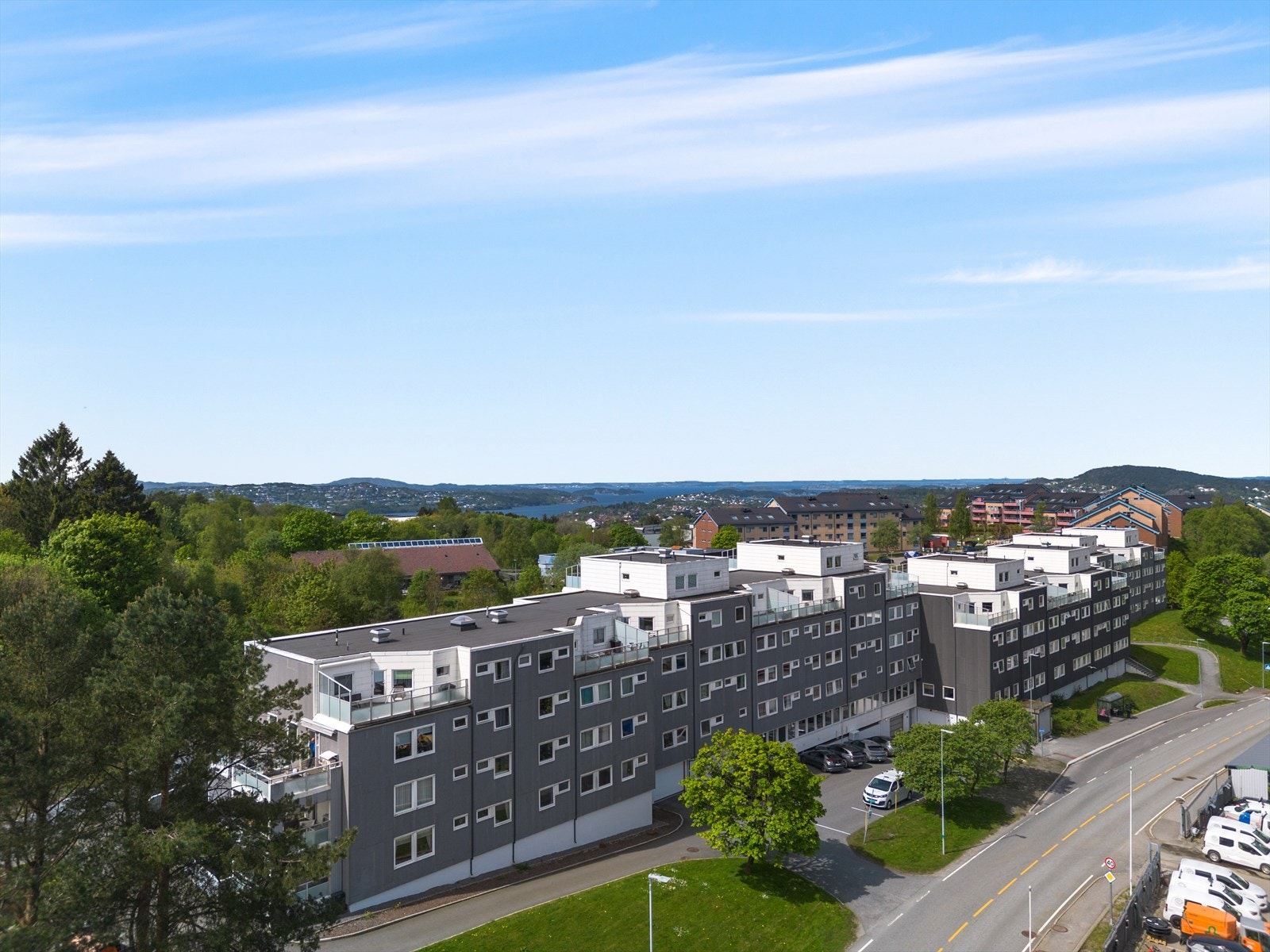 - Det er kun 1 minutts gange til nærmeste busstopp, og 2 minutters gange til Kiwi - Galleribilde