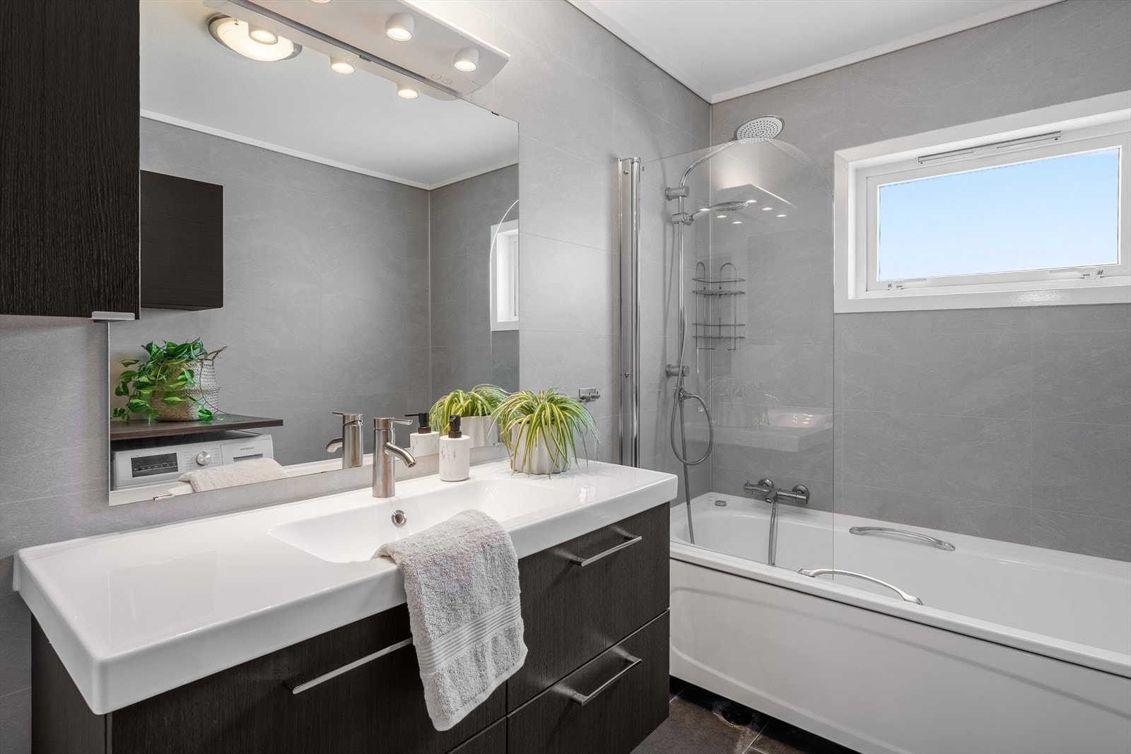 - God plass til oppbevaring av hverdagslige ting i servantskap - Galleribilde