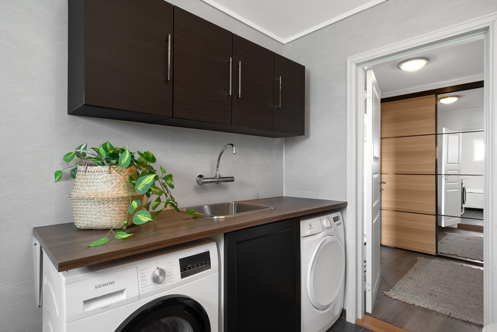 - Egen vaskenisje med opplegg for vaskemaskin og tørketrommel, samt utslagsvask og godt med lagringsplass - Galleribilde