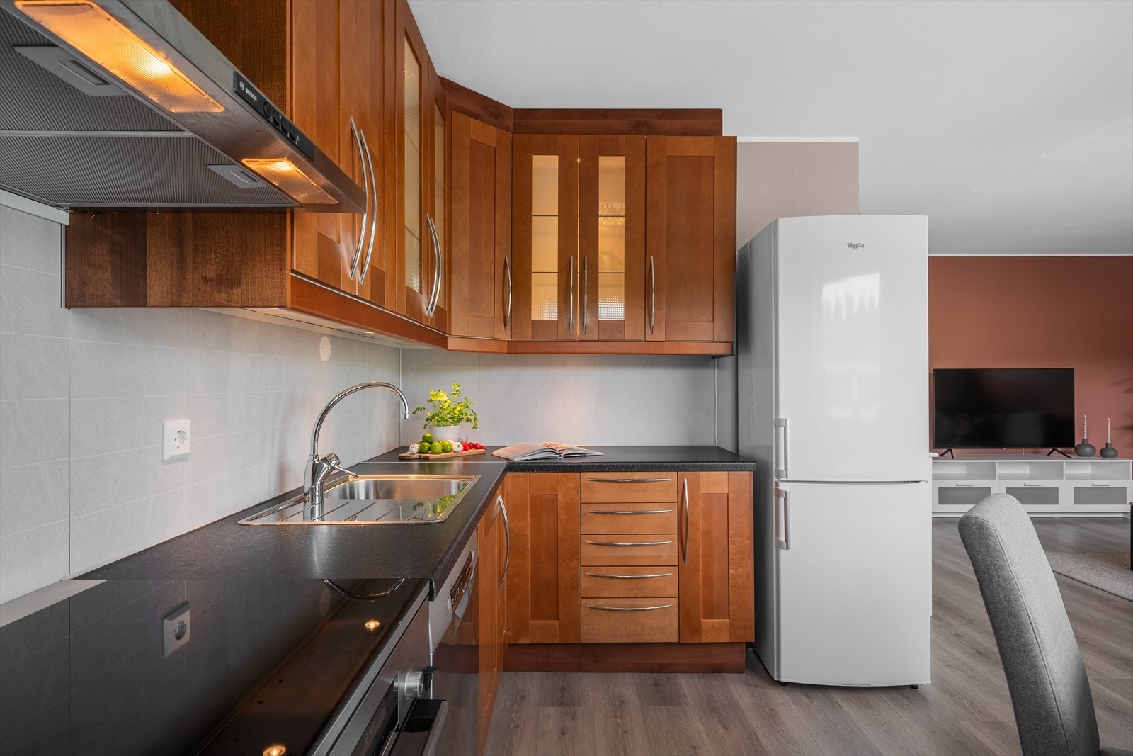 - Den langstrakte kjøkkenbenken sørger for optimale arbeidsforhold for kokken - Galleribilde