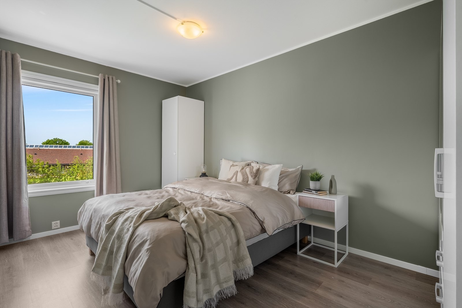 - Hovedsoverommet måler hele 11,7m², og har plass til en romslig garderobeløsning i tillegg til seng og tilhørende møblement - Galleribilde