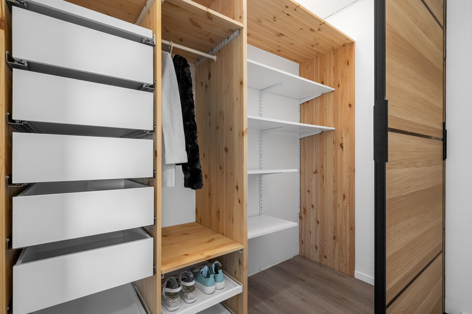 - Svært romslig garderobeløsning med praktiske løsninger i entré - Galleribilde