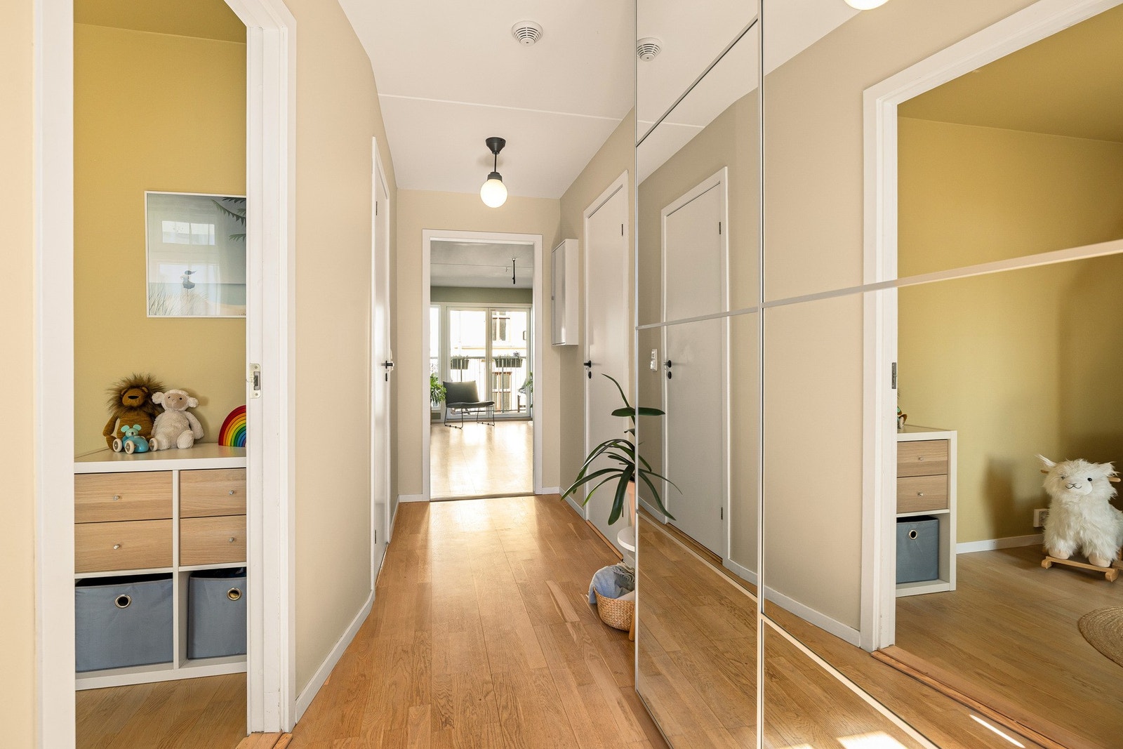 Entréen har medfølgende garderobeskap. Galleribilde