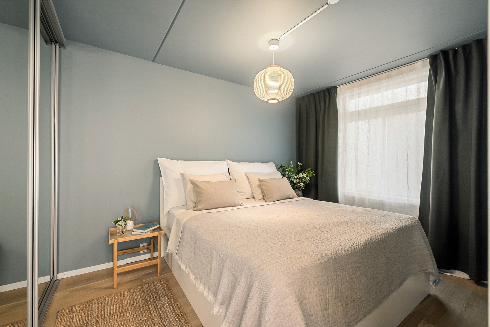 Hovedsoverommet og soverom 2 ligger i den andre enden av leiligheten, vent ut mot rolig bakgård - skjermet fra bilvei. Galleribilde