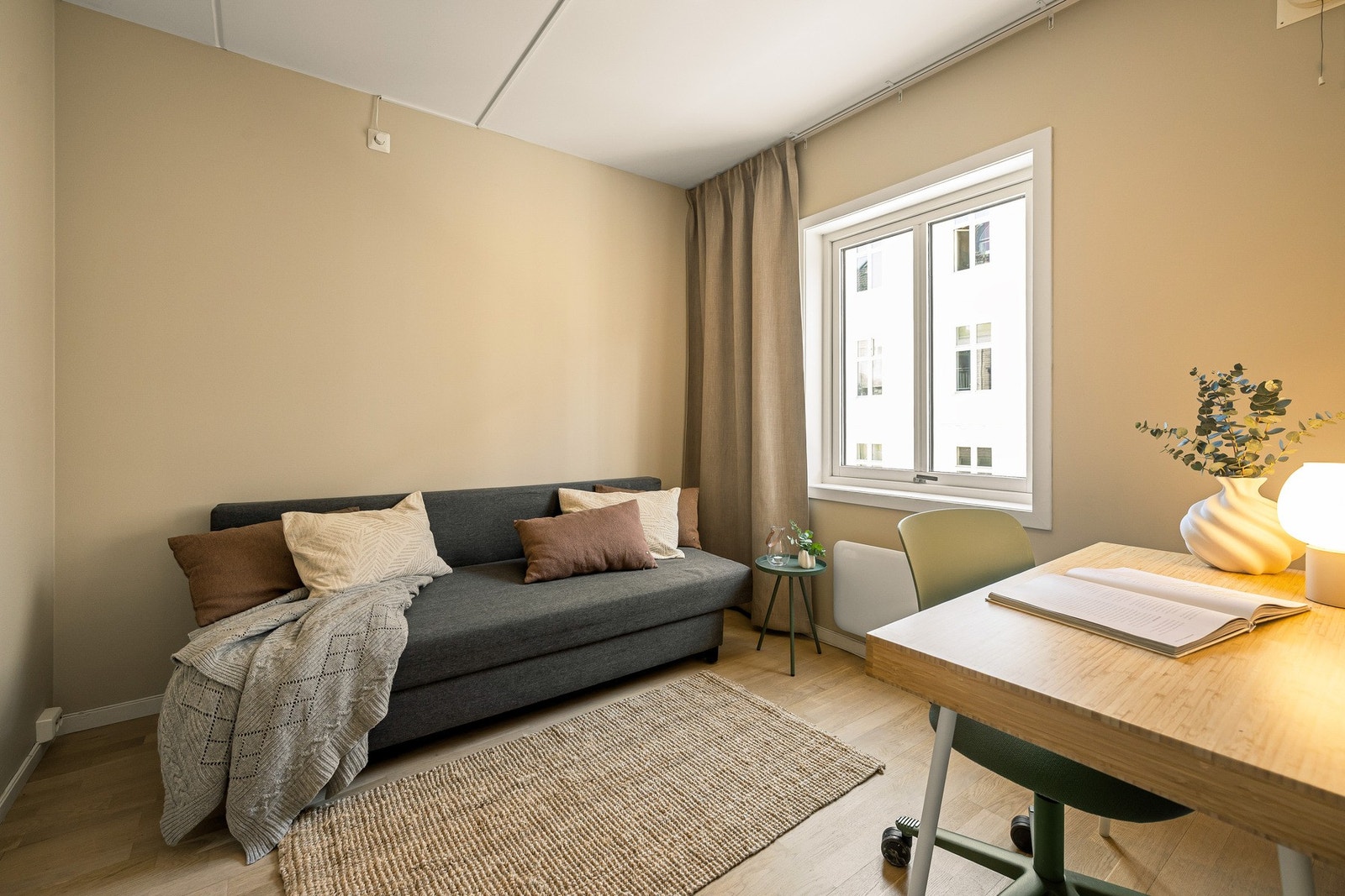 Dette rommet har vært midt i blinken som kontor og gjesterom. Her har du også plass til dobbeltseng. Galleribilde