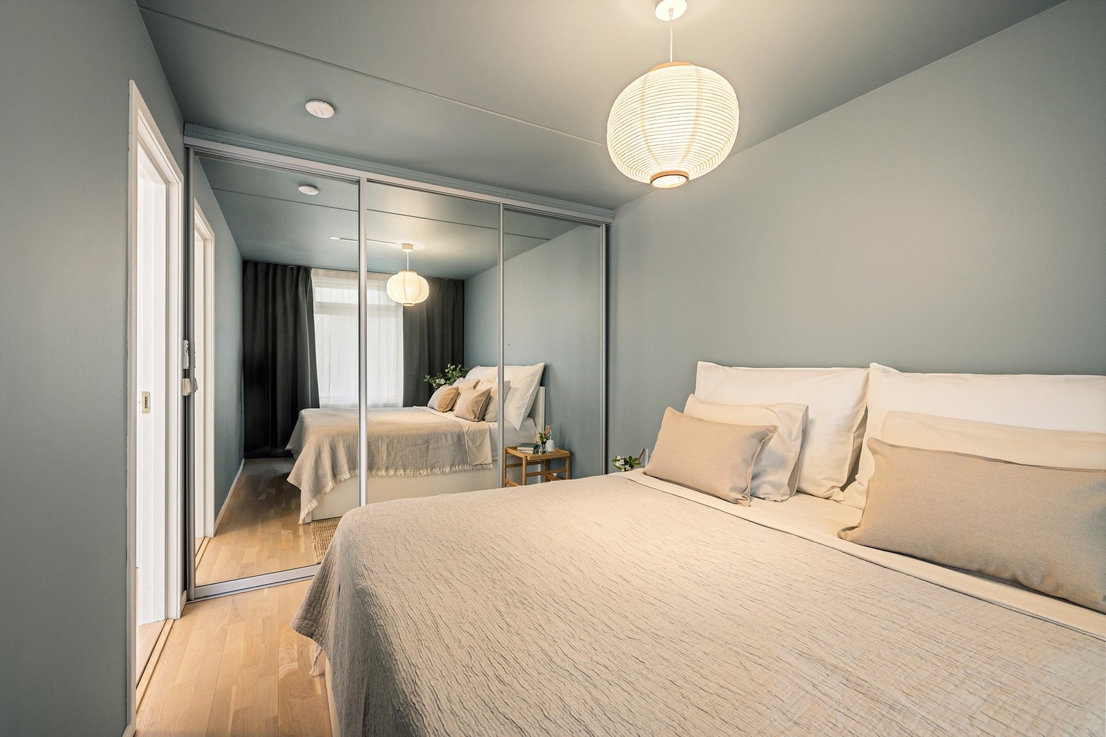 Legg merke til den takhøye skyvedørsgarderoben med speilfronter. Galleribilde