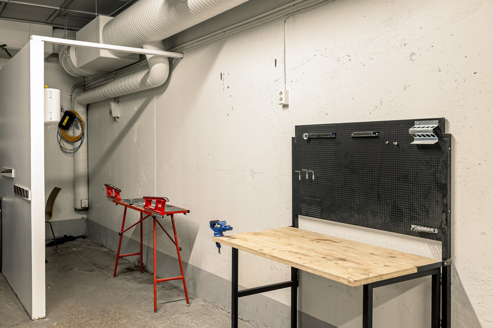 Det er felles arbeidsbenk og smørebod i garasjen. Galleribilde