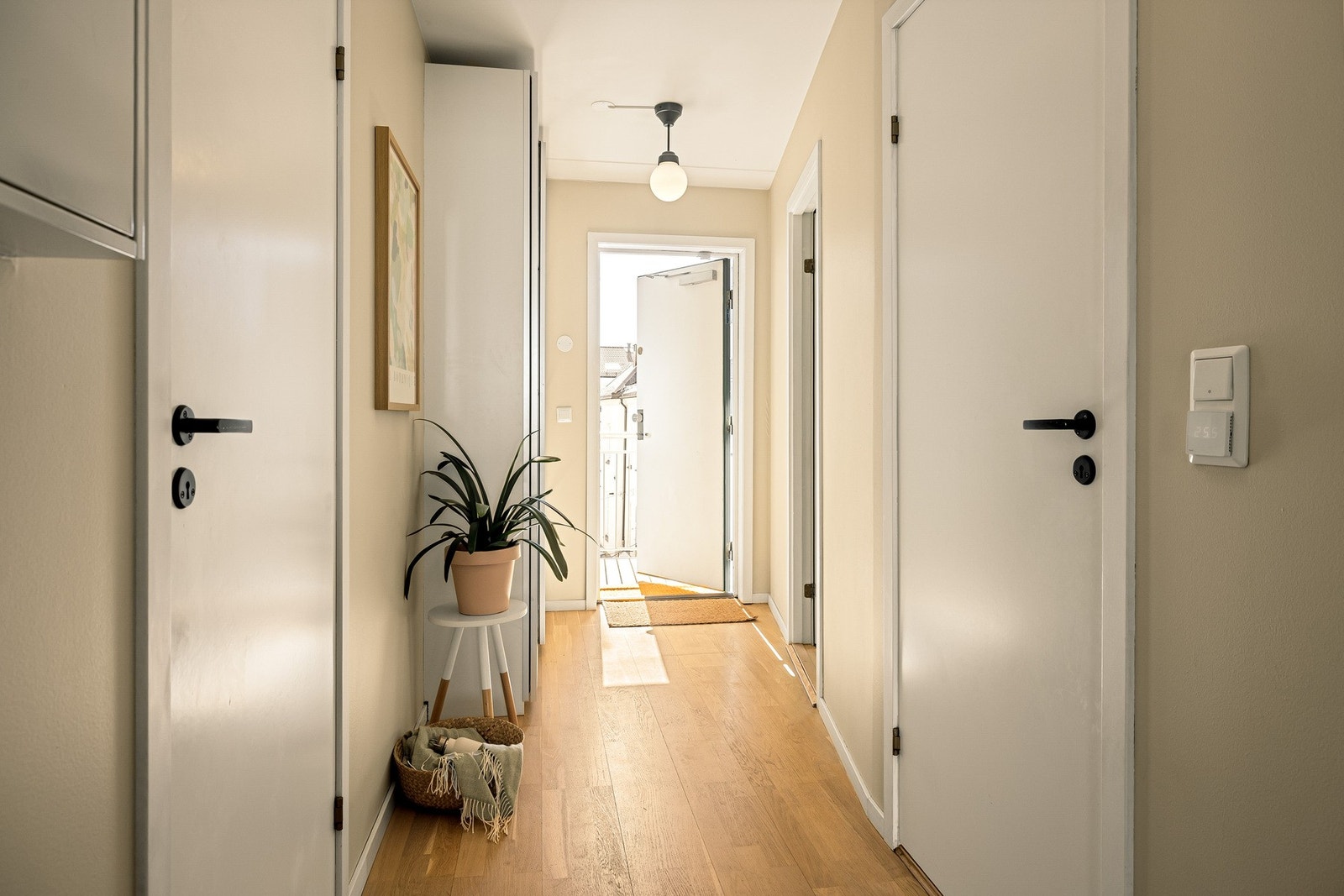 Leiligheten har Defigo som callingsystem. Du ser hvem som ringer på, og åpner døra via app. Galleribilde