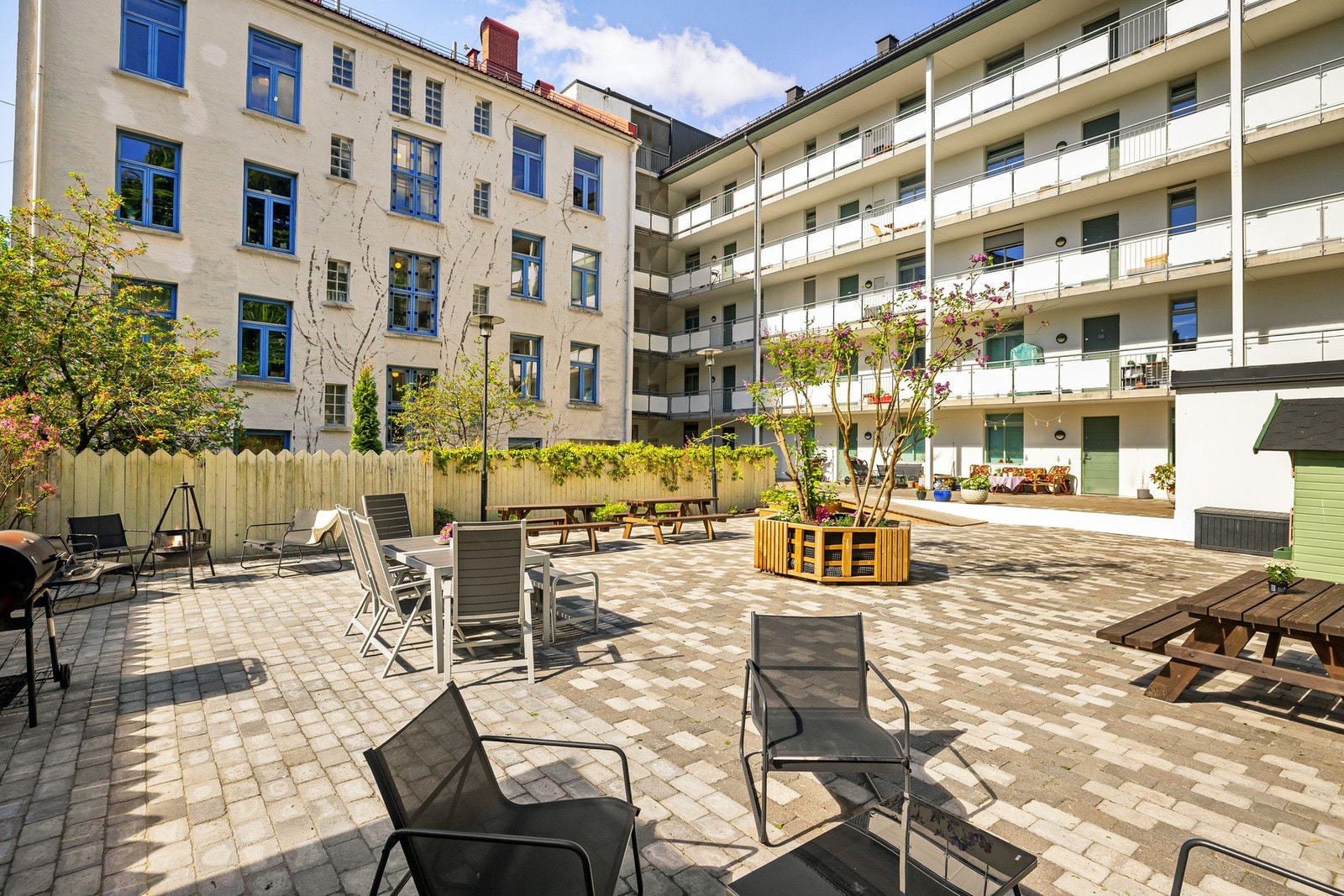 Gårdsrommet har fine solforhold. Det hender at naboer samles her for å nyte grillmåltidet ute. Galleribilde