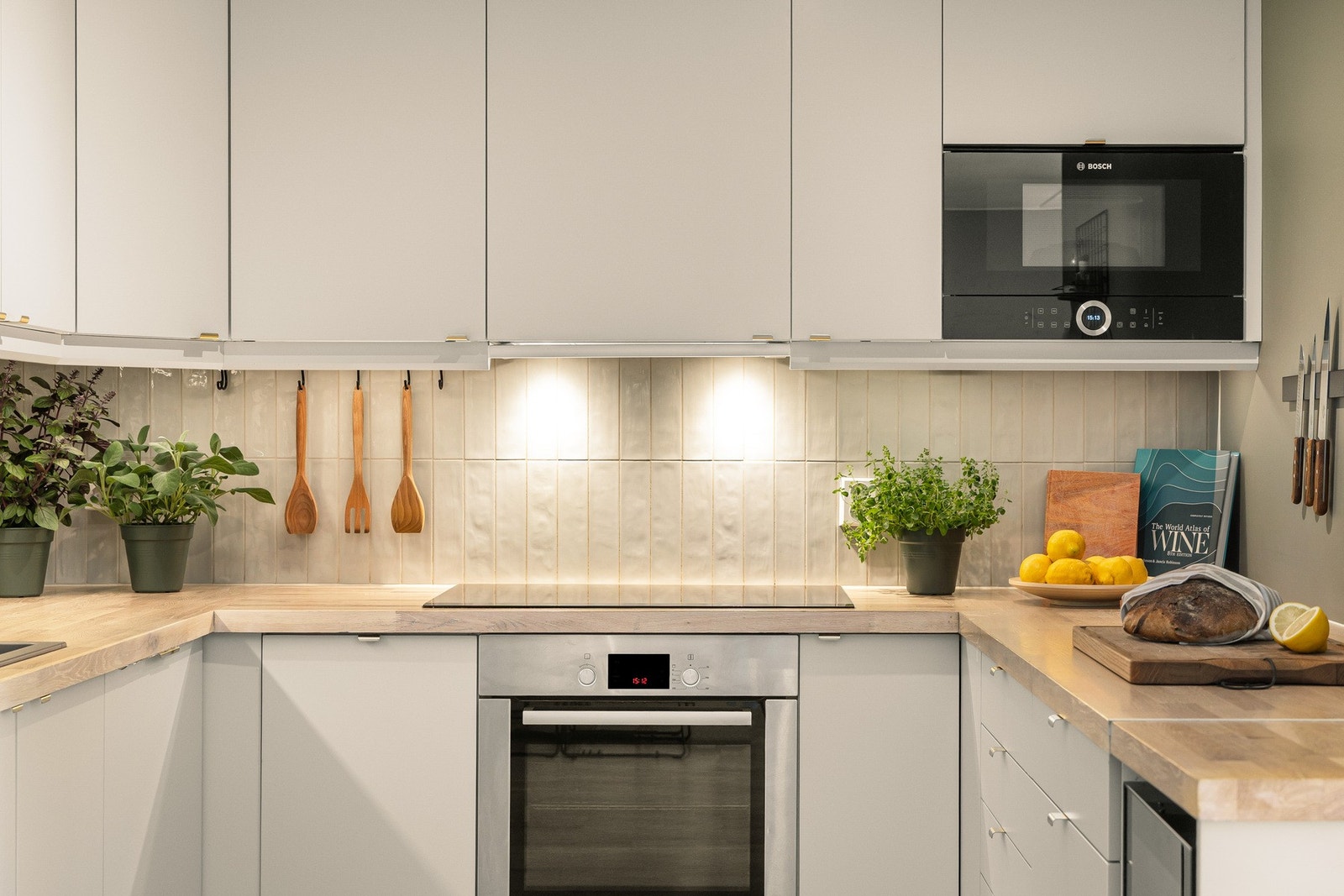 Platetoppen er ekstra bred, hvilket gjør matlagingen enklere. Vinskapet medfølger også ved salg. Galleribilde