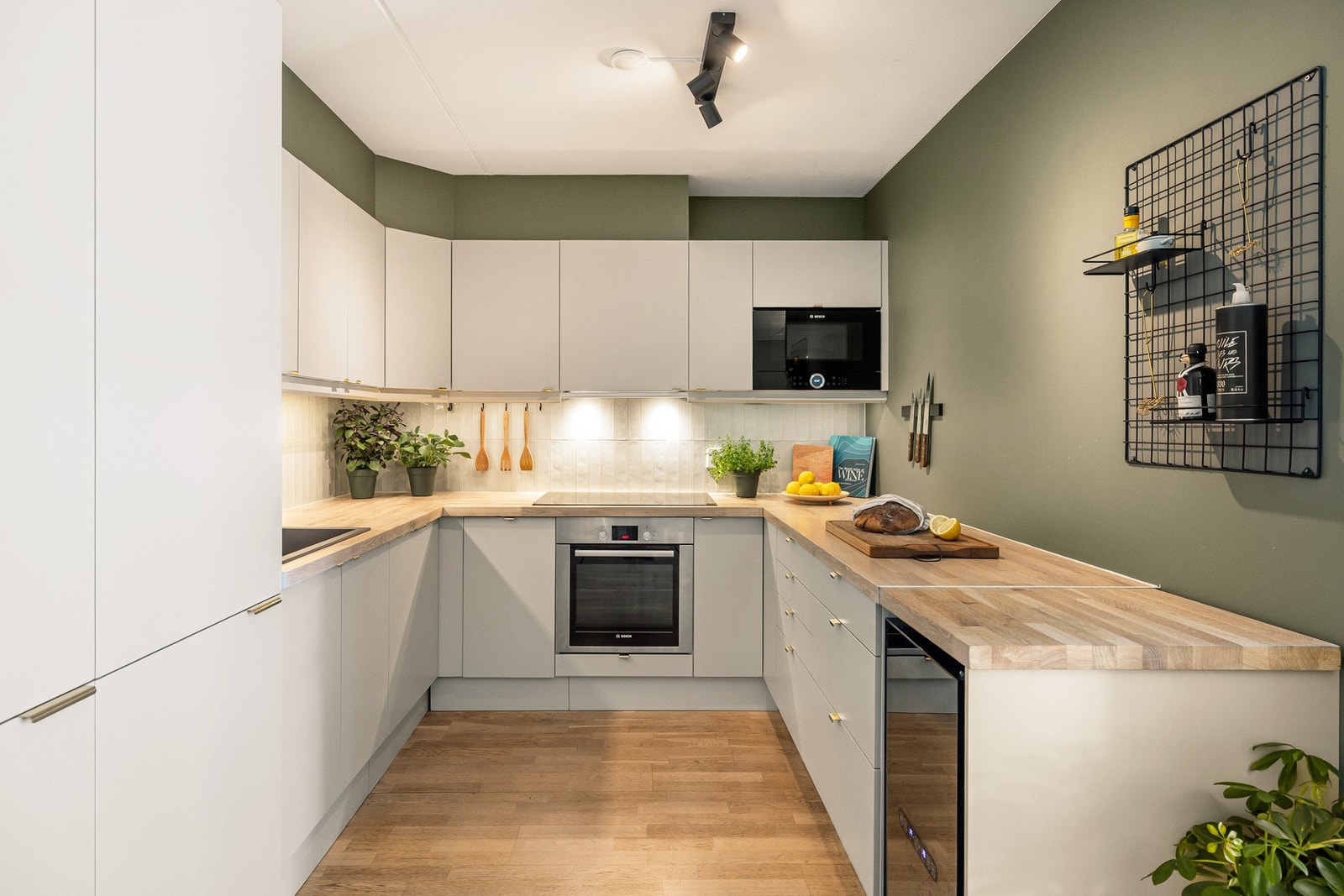 Kjøkkeninnredningen sikrer deg arbeidsplass på benk samt rikelig med oppbevaringsplass i skuffer og skap. Galleribilde