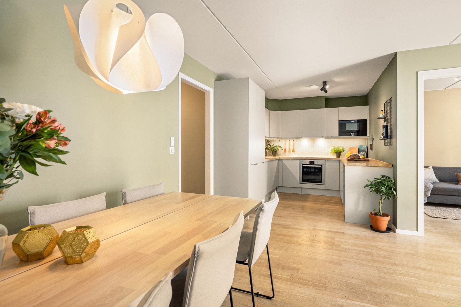 Stuen og kjøkkenet har åpen løsning, men arbeidssonen er noe trukket tilbake. Galleribilde