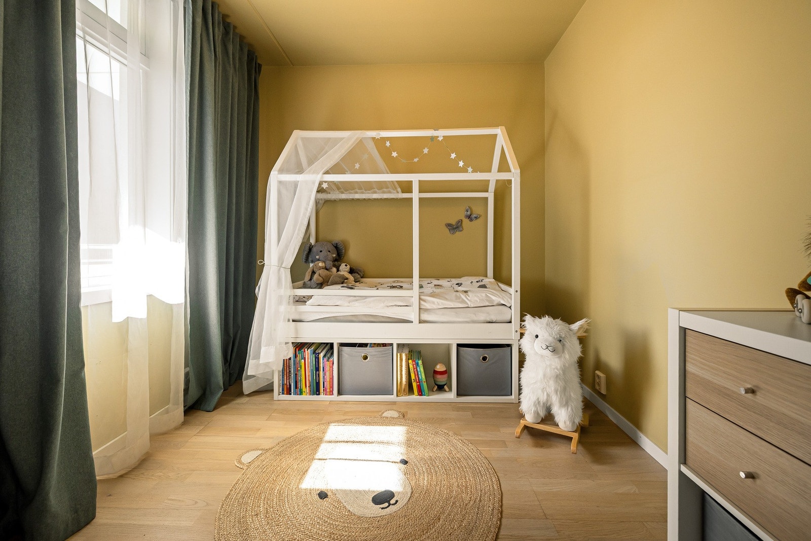 Soverom 2 er et fint barnerom, med plass til skap og tumleplass på gulv. Galleribilde