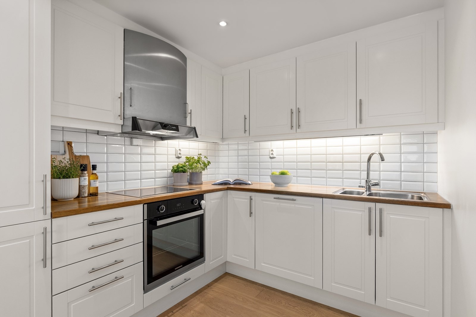 Delikat kjøkkeninnredningen med lyse, lakkerte, lettprofilerte fronter fra Sigdal kjøkken med heltre oljet benkeplate og nedfelt rustfri oppvaskkum samt ettgreps kjøkkenbatteri. Galleribilde