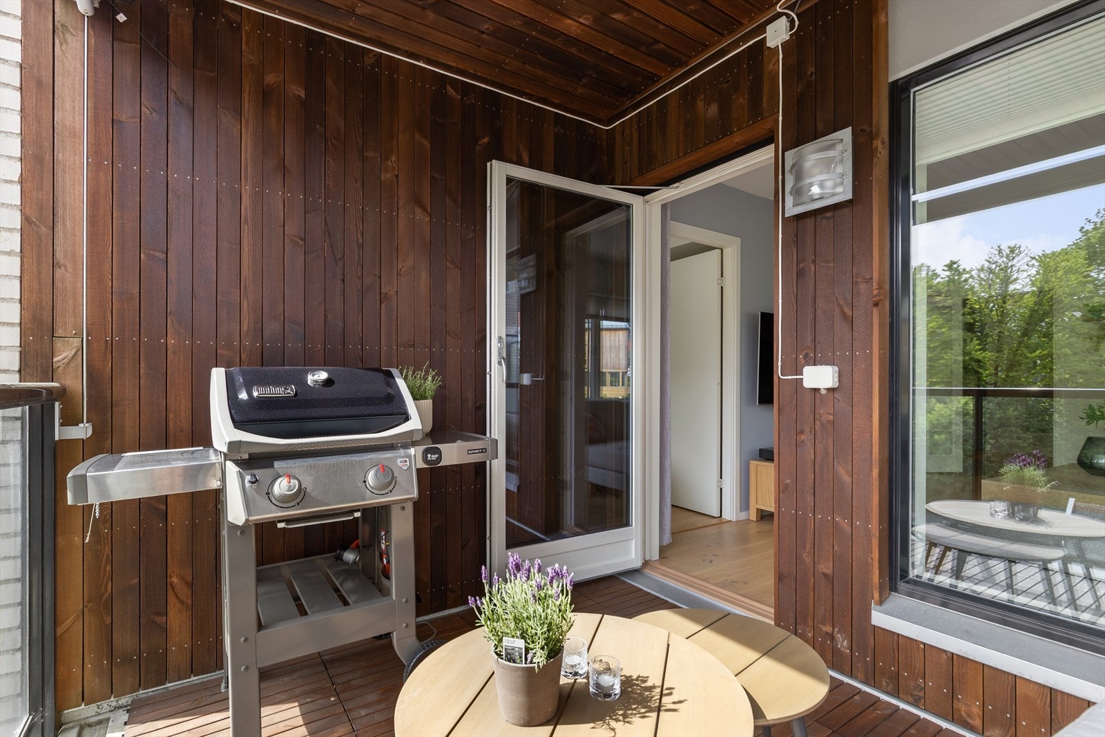 Balkongen har utelys, strømuttak, varmelampe montert på vegg og to fjernstyrte screens for skjerming Galleribilde