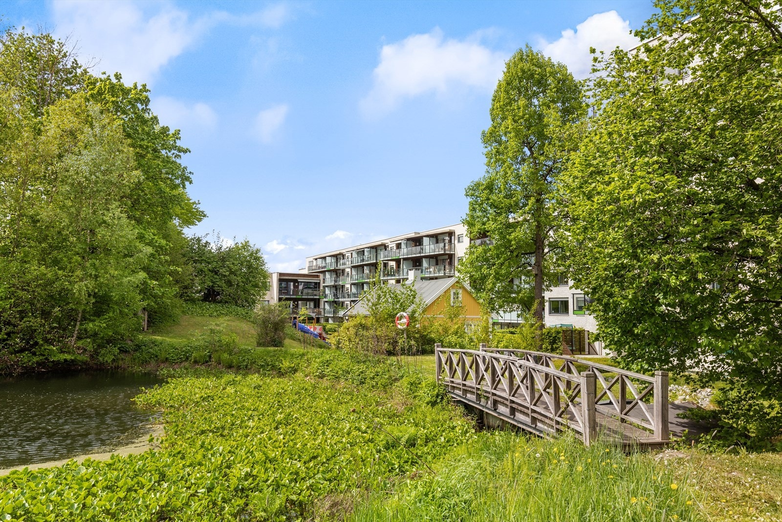 Sameiet har flotte utearealer med store grøntområder med bl.a. andedam. Galleribilde