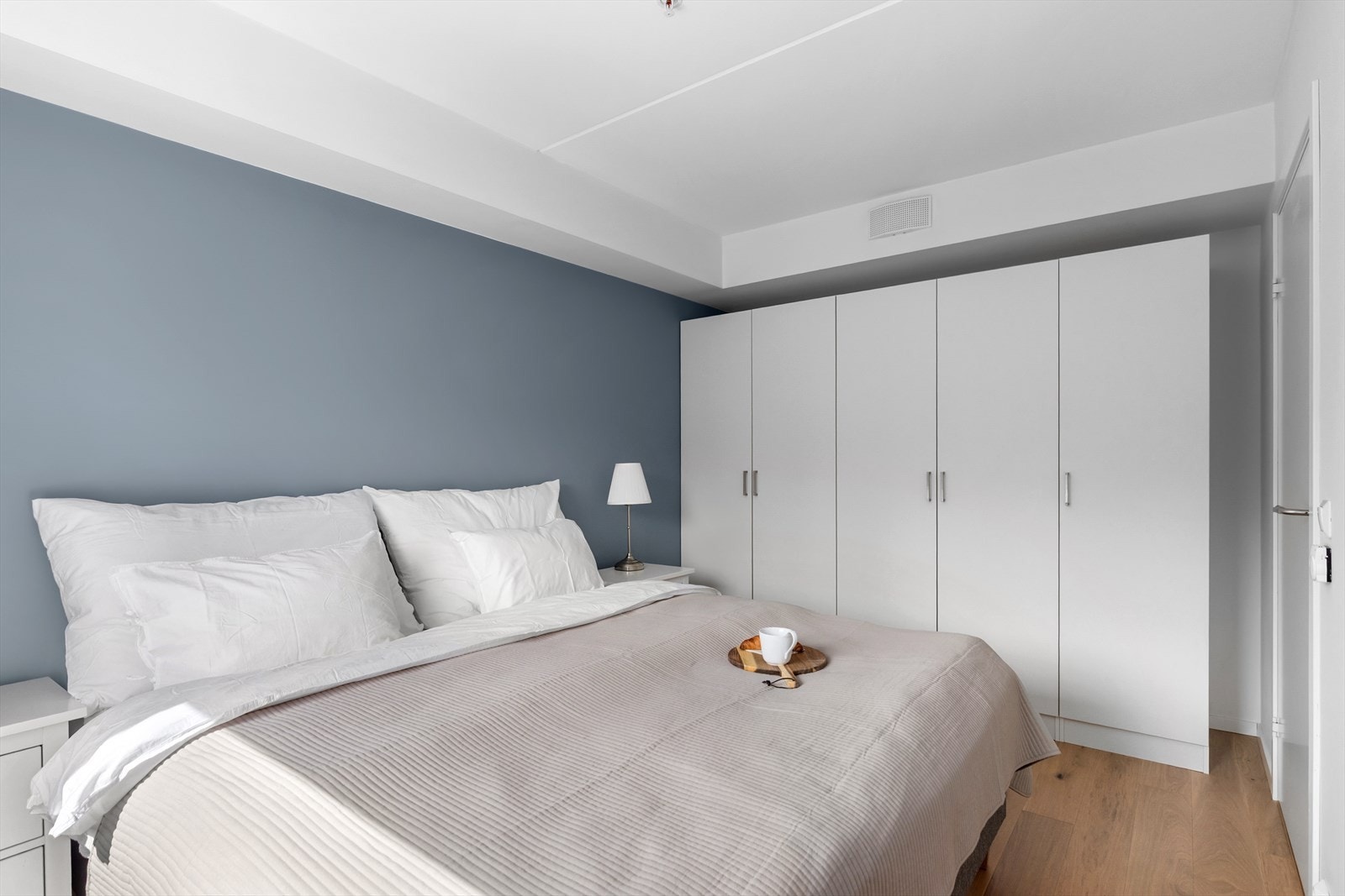 Frittstående garderobeskap medfølger. Galleribilde