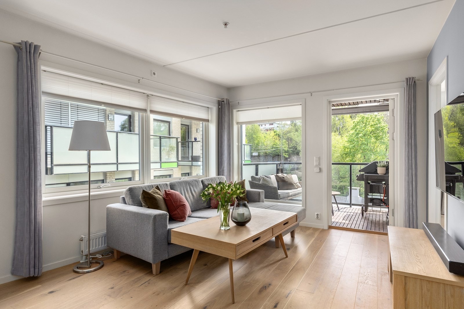 Leiligheten har lys og romslig stue med store vindusflater. Galleribilde