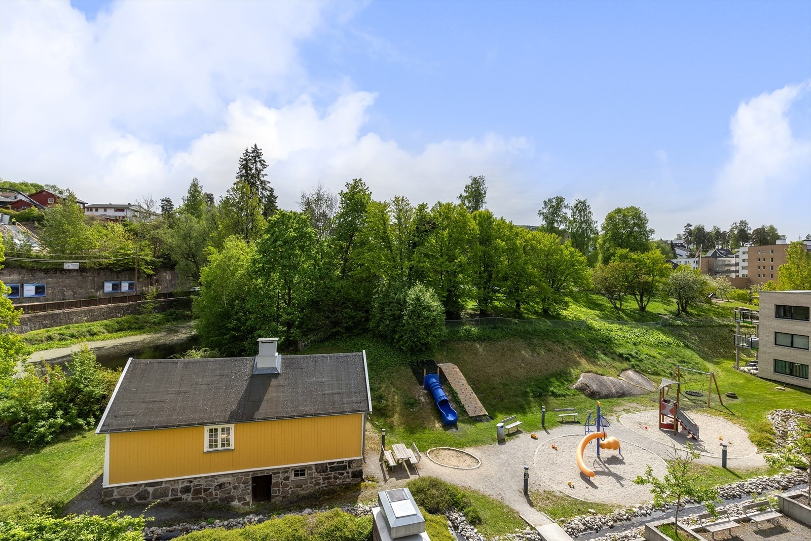 Fra balkongen er det flott utsikt mot store grøntarealer og hyggelig andedam. Galleribilde