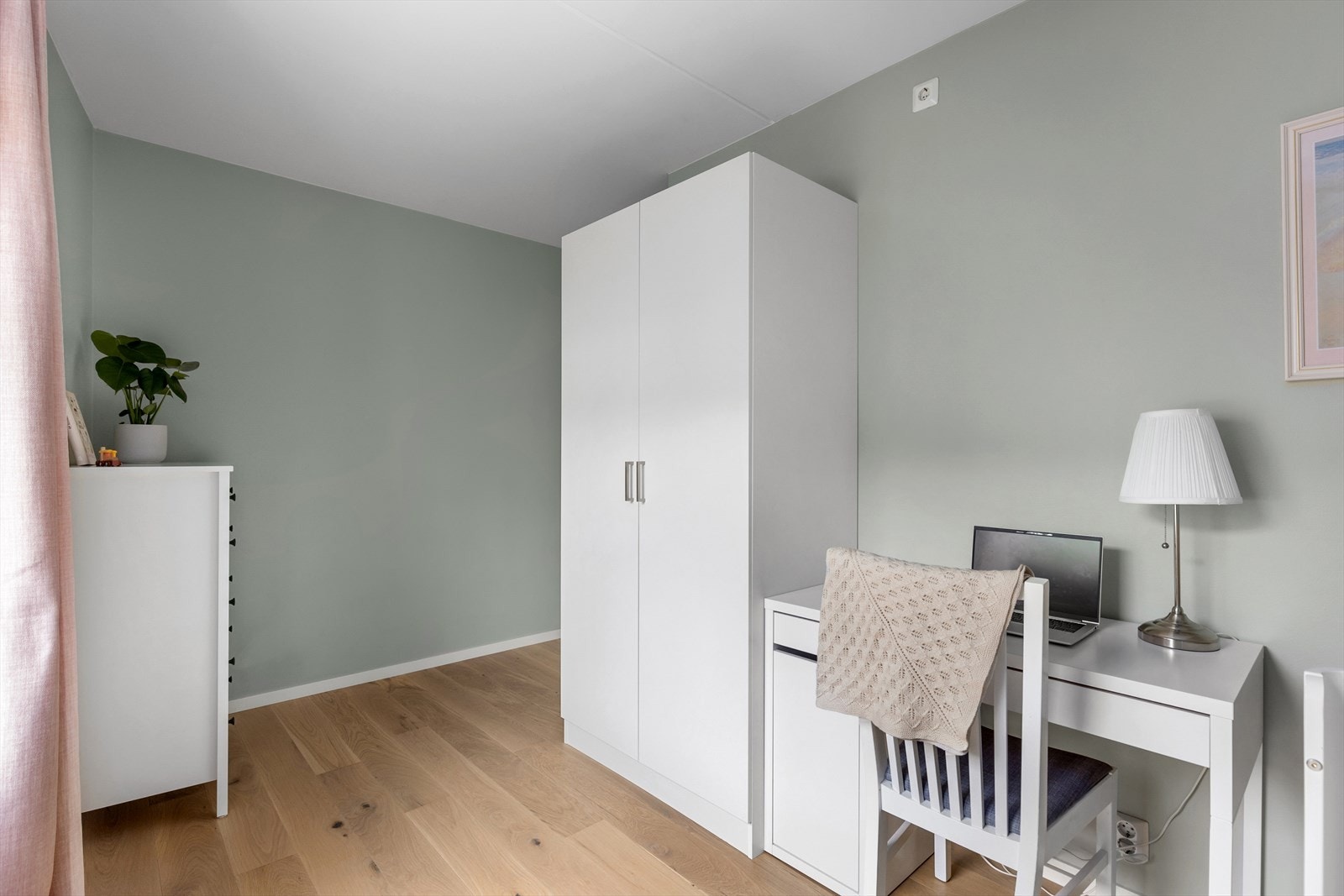 Rommet er av god størrelse og det er mulighet for flere møbleringsalternativ. Galleribilde