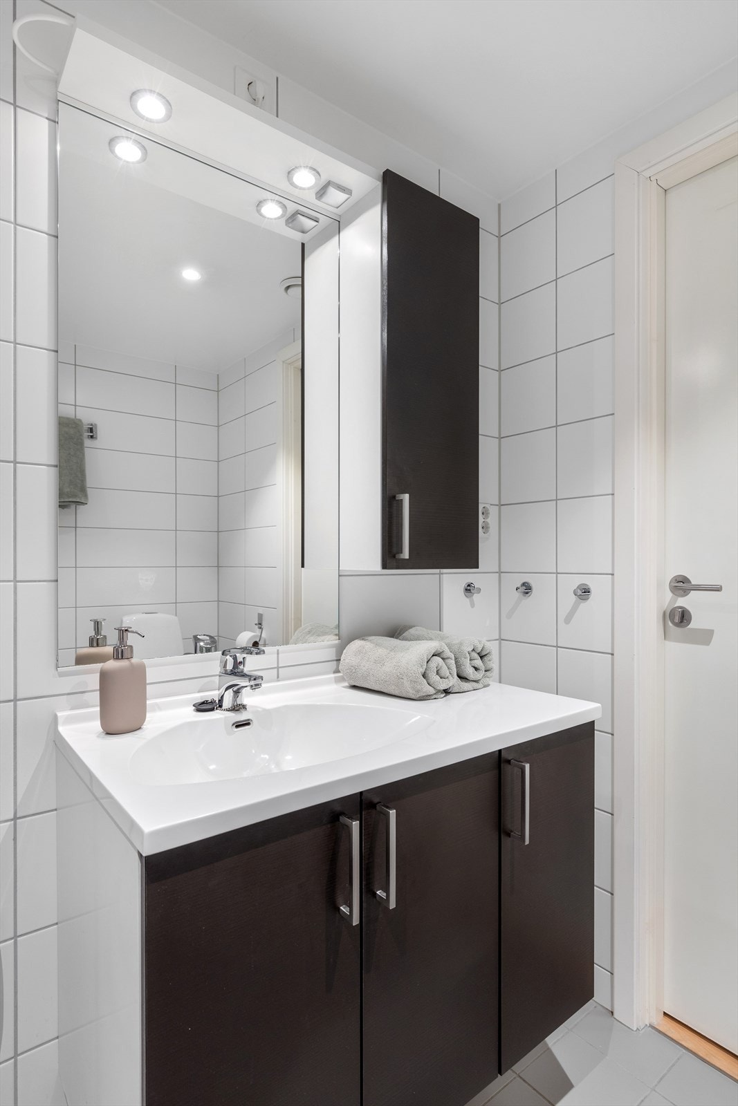 Rommet er utstyrt med balansert ventilasjon m/ avtrekk fra badet, samt downlights med dimmer i taket. Galleribilde