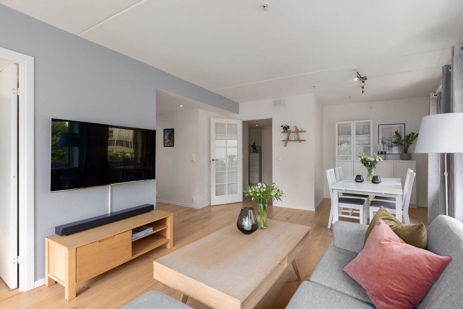 Leiligheten er pent oppusset med ny enstavs eikparkett og malte glatte flater på vegger. Galleribilde