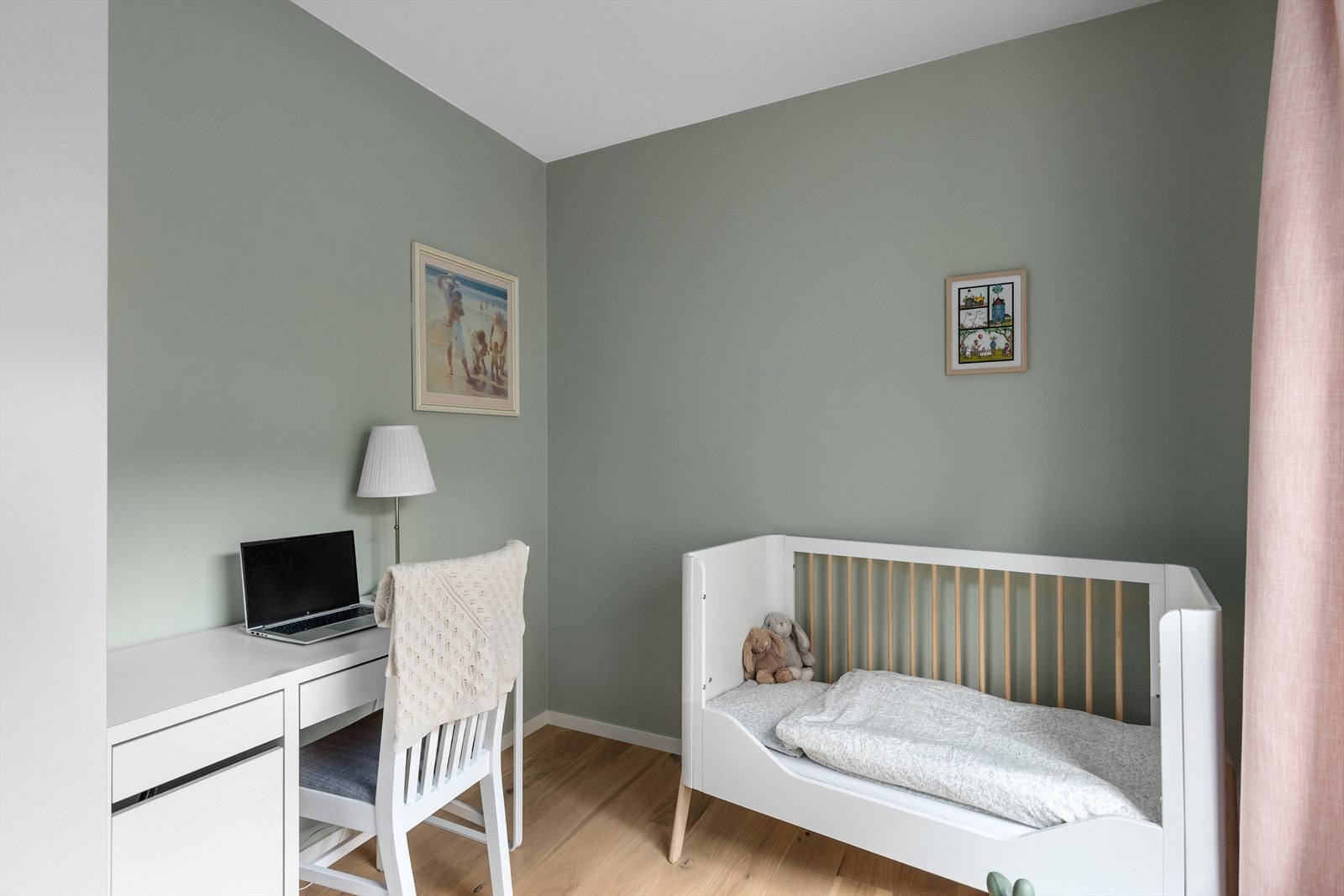 Frittstående garderobeskap medfølger. Galleribilde