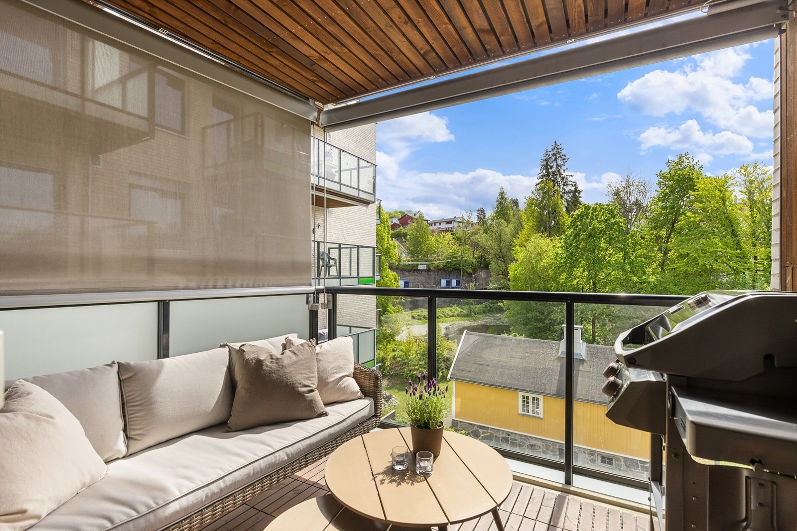 Det er god plass til sittegruppe, grill m.m. Galleribilde