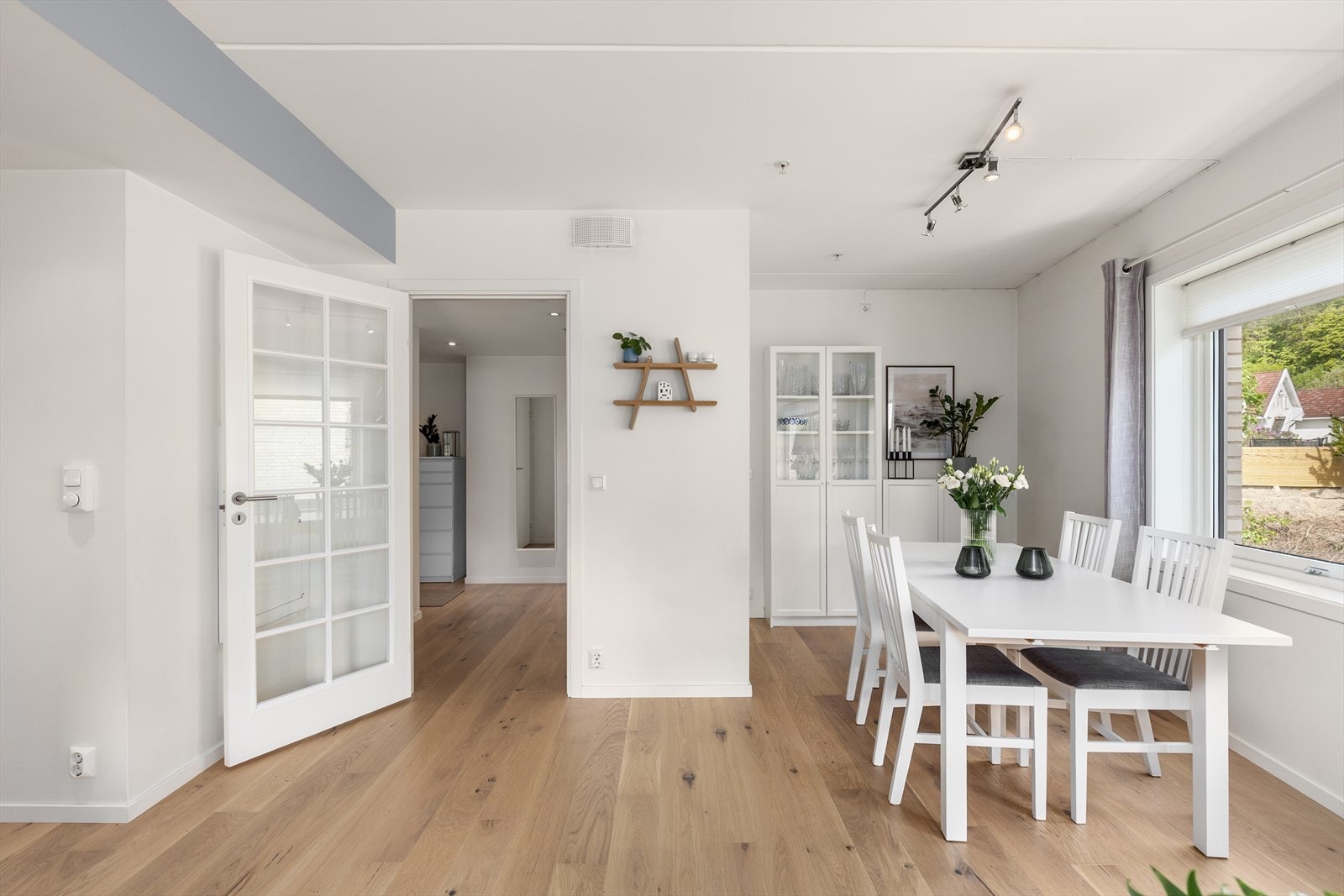 Spisestuen ligger slik til at den kan utvides enkelt ved store selskap. Galleribilde